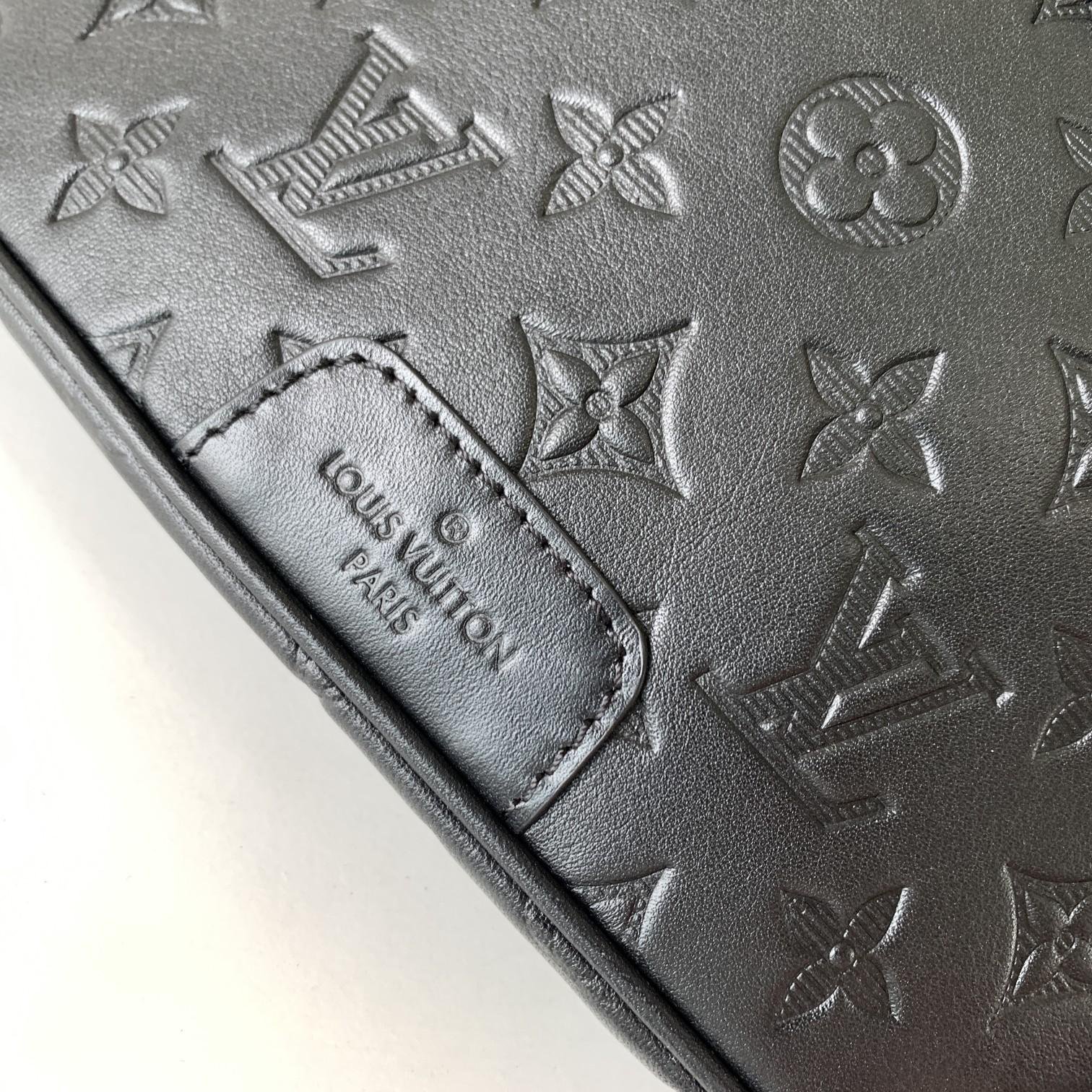 原厂皮M44388黑花皮料是正品法国A级品质手工油边细节非常精致尺寸:47x20x9