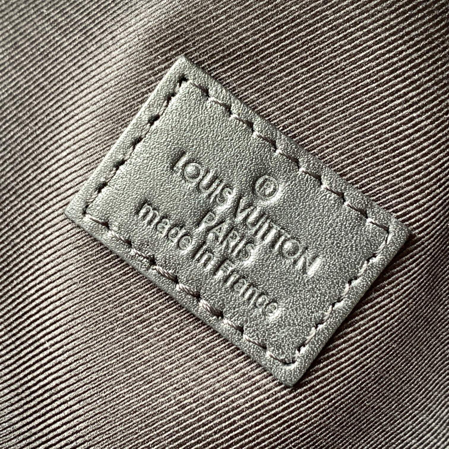 原厂皮M44388黑花皮料是正品法国A级品质手工油边细节非常精致尺寸:47x20x9