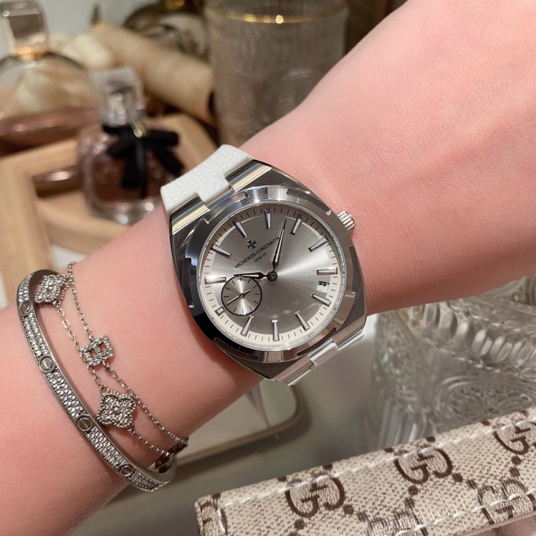 Vacheron Constantin 江诗丹顿纵横四海系列 突破传统 优雅的多彩表带 可满足佩戴者在不同场合的需求 多样化的色彩设计演绎大胆而