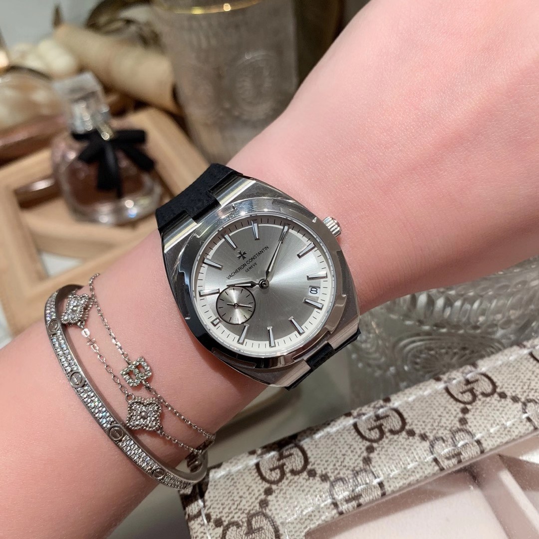 Vacheron Constantin 江诗丹顿纵横四海系列 突破传统 优雅的多彩表带 可满足佩戴者在不同场合的需求 多样化的色彩设计演绎大胆而