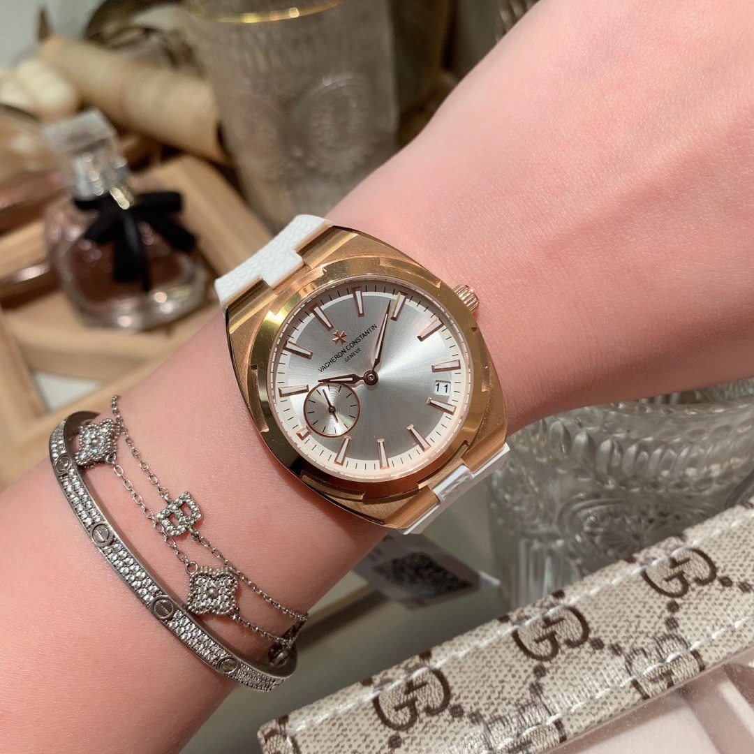 Vacheron Constantin 江诗丹顿纵横四海系列 突破传统 优雅的多彩表带 可满足佩戴者在不同场合的需求 多样化的色彩设计演绎大胆而