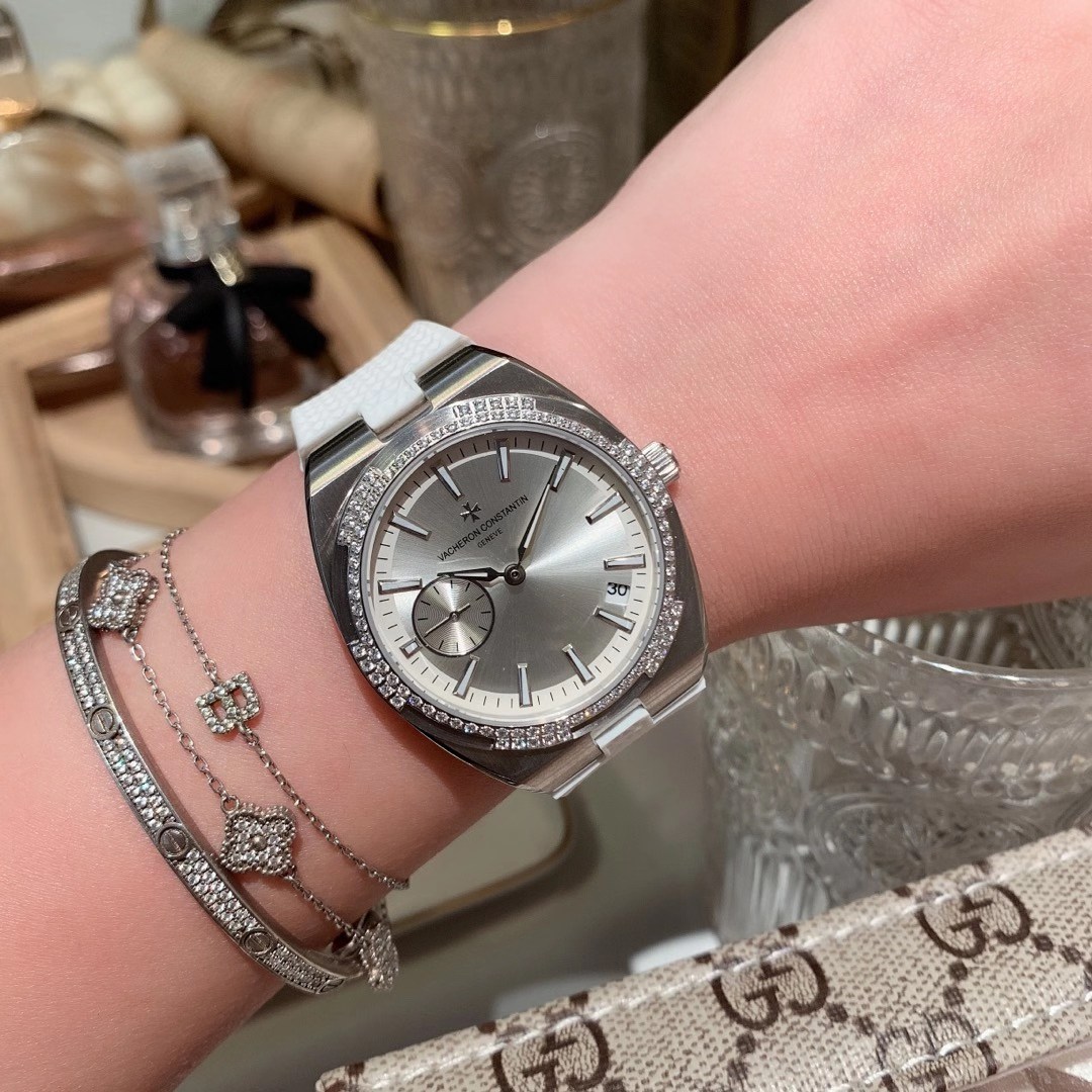 Vacheron Constantin 江诗丹顿纵横四海系列 突破传统 优雅的多彩表带 可满足佩戴者在不同场合的需求 多样化的色彩设计演绎大胆而