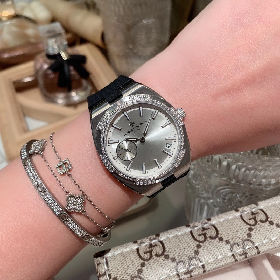 Vacheron Constantin 江诗丹顿纵横四海系列 突破传统 优雅的多彩表带 可满足佩戴者在不同场合的需求 多样化的色彩设计演绎大胆而