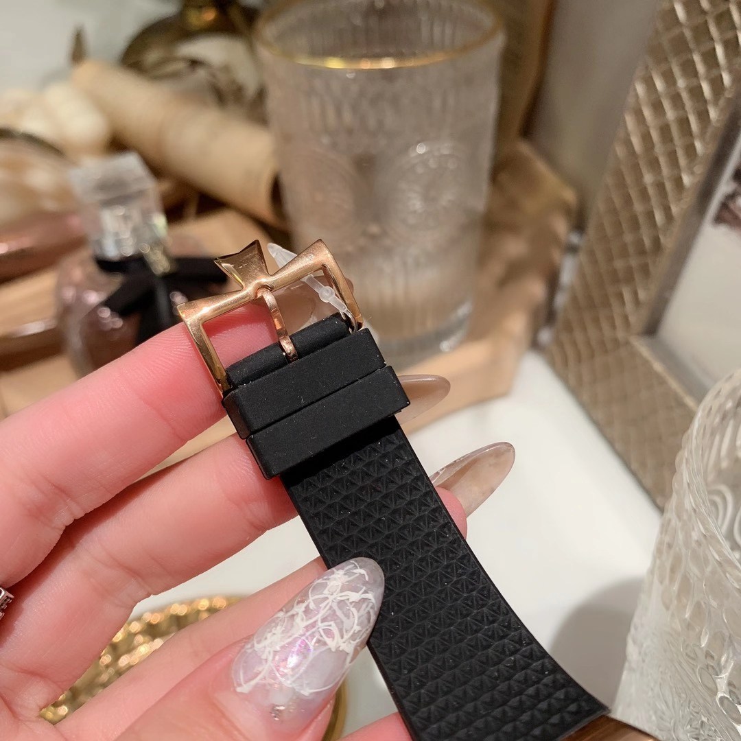 Vacheron Constantin 江诗丹顿纵横四海系列 突破传统 优雅的多彩表带 可满足佩戴者在不同场合的需求 多样化的色彩设计演绎大胆而