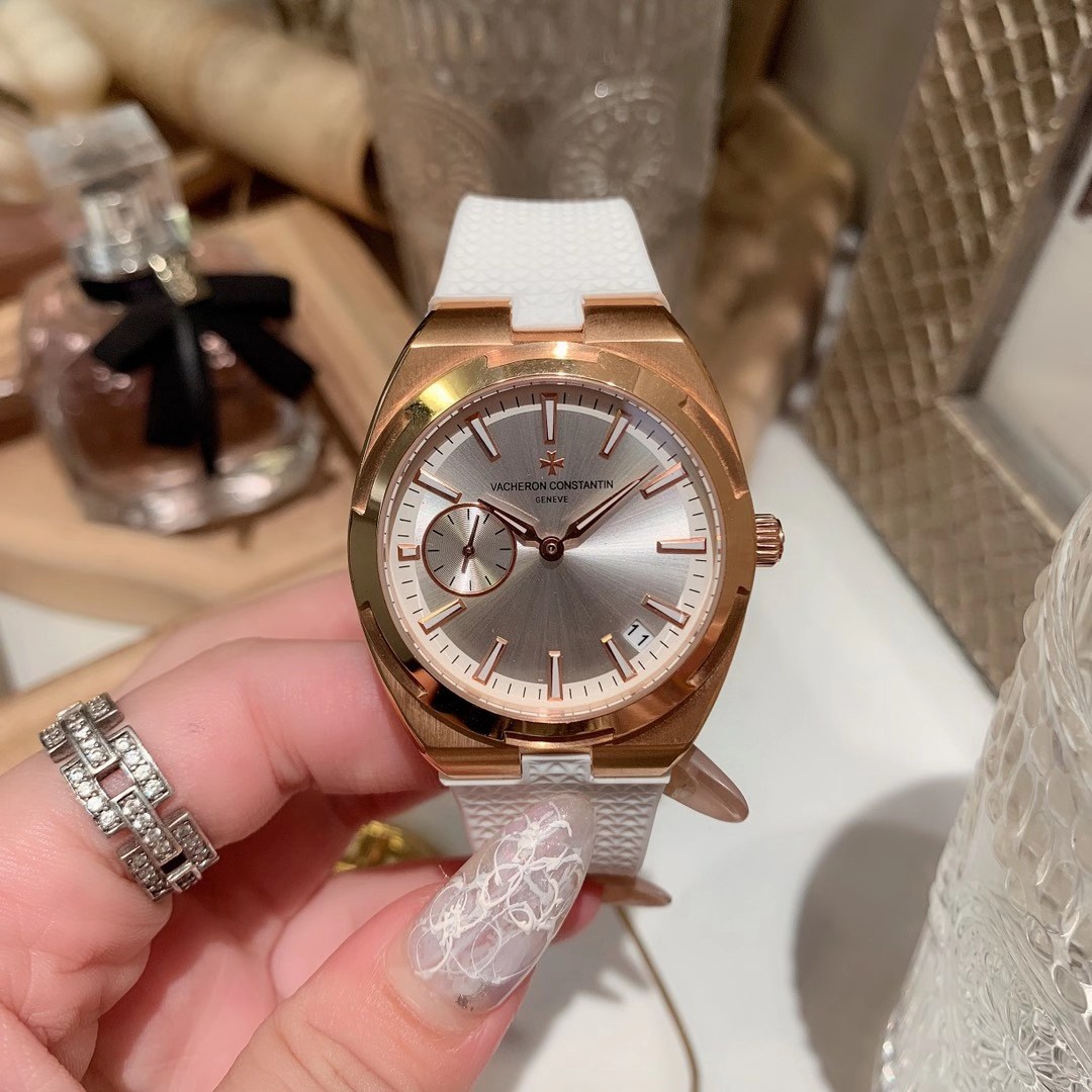 Vacheron Constantin 江诗丹顿纵横四海系列 突破传统 优雅的多彩表带 可满足佩戴者在不同场合的需求 多样化的色彩设计演绎大胆而