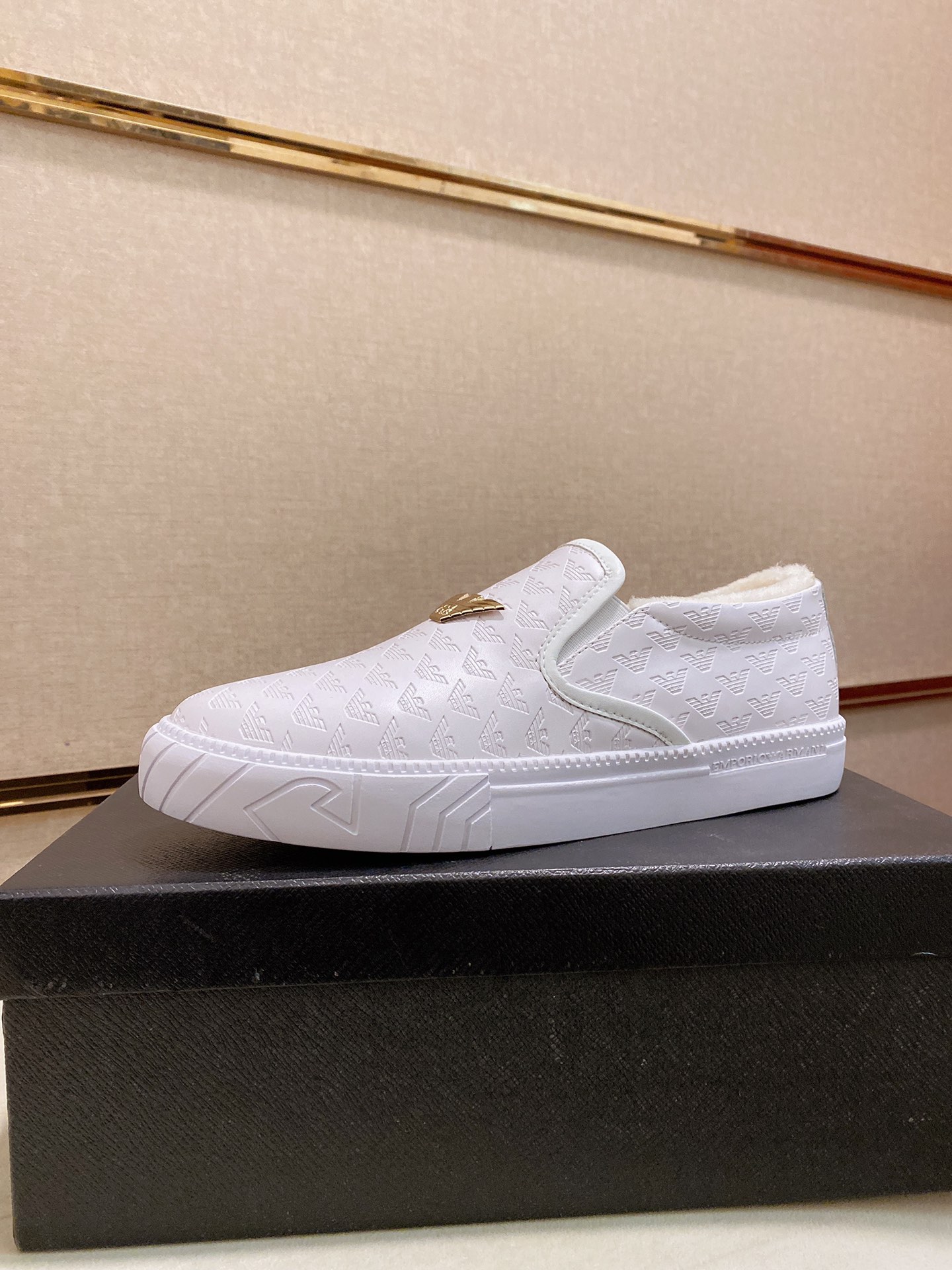 I0 Armani Armani 阿玛尼 官网同步最鞋面采用进口牛皮.绒毛内里,橡胶组合大底,顶级手工一针一线做工精细绝对满足那些追求高奢品质的完美主义型男 38—44码大量现货.