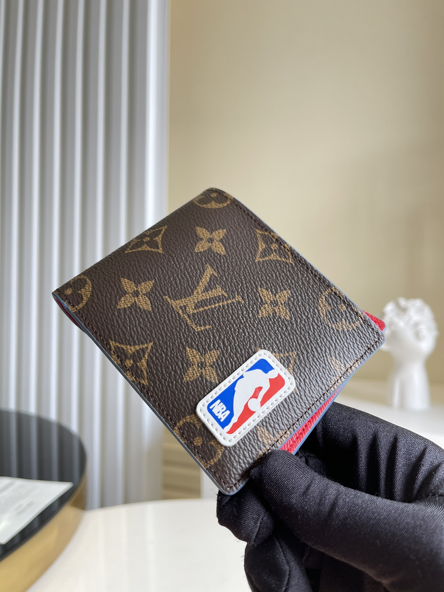 NO:396328,【Exclusive real photo M6089NBA】MULTIPLE short money clip M60895 embroidery uses cool canvas with soft leather inner lining, with practical compartments and card slots to easily store credit cards, banknotes, receipts, etc. The folding and closing design is smaller and exquisite and can be carried with you. Size 11.5 x 9. cm (length x height) A.,LV [original leather],louis vuitton19860909【独家实拍M6089NBA】MULTIPLE短钱夹M60895刺绣采用炫酷帆布搭配柔软皮革內里,内有实用隔层和卡槽可轻松收纳信用卡、纸钞、收据等.折叠开合设计更小巧玲珑可随身携带.尺寸11.5 x 9. cm (长度 x 高度) A.,LV【原厂皮】,louis vuitton,Bag