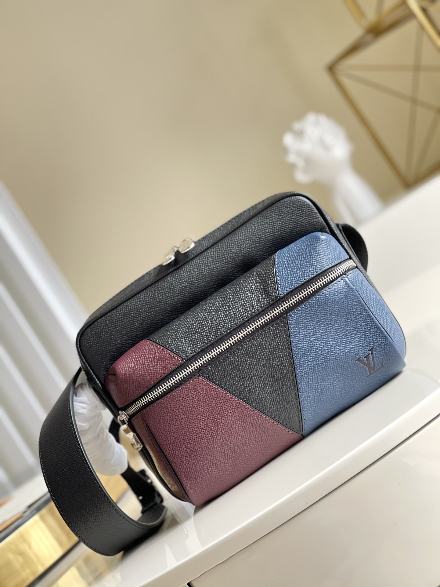 NO:396329,【Exclusive real photo M30703】OUTDOOR Postman Bag adopts complex leather inlay technology, allowing exquisite and gorgeous Taga leather to form a V-shaped pattern, which complements the clever configuration, suitable for storing small items. Size 29.5 x 20 x 10.5 cm m.660, LV [original leather], louis vuitton19860909【独家实拍M30703】OUTDOOR 邮差包 采用繁复皮革镶嵌工艺,令精致华美的 Taga 皮革拼出 V 字图案,与巧妙构型相辅相成,适宜收纳随身小物. 尺寸29.5 x 20 x 10.5 厘米m.660,LV【原厂皮】,louis vuitton,Bag