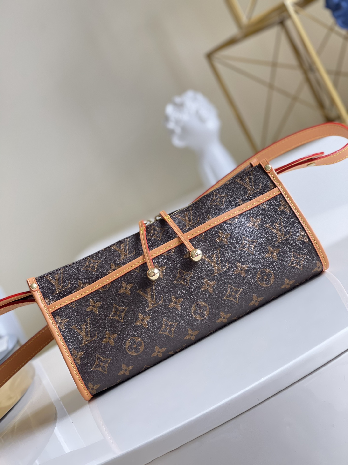 NO:396330,【Exclusive real shot M40008】Middle-class crossbody triangle gold ball Popincourt crossbody triangle gold ball bag, same style in Tang Yan, the medieval design is super stylish, no matter how you match it, it is a fashionable weapon, the capacity is very powerful, and you can almost put everyday items down. The inside is a high-end brown cloth surface, the two golden balls on the bag are really pleasing, there are four small pockets on both sides of the bag, which are both design-sensible and practical, size 30x14x12cm h., LV [original leather], louis vuitton19860909【独家实拍M40008】中古系列斜挎三角金球 Popincourt 斜挎三角金球包,唐嫣同款,中古的设计超有腔调,怎么搭都是时髦利器,容量很给力,日常用品几乎都放得下,内里是高级的棕色布面,包上的两只金球实在是讨喜,包身两侧共有四个小口袋,既有设计感又实用,尺寸30x14x12cm h.,LV【原厂皮】,louis vuitton,Bag