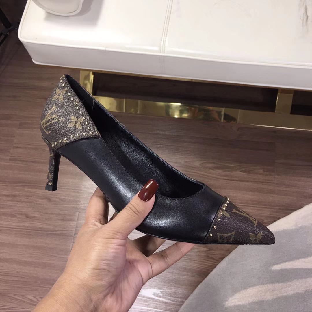 NO:872223,[6.5cm heel height] New style in early spring, imported calfskin + special imported presbyopic fabric. Full sheepskin lining inside the feet. Imported logo genuine leather outsole. Perfect rivet design to create the most beautiful single product. Color black with presbyopia. Size 34-40 (41 customized, non-refundable and non-exchangeable), high heels, high heels, cowhide, sheepskin19860909【6.5cm跟高】 早春新款 面料进口小牛皮+专用进口老花面料 .垫脚内里全羊皮.大底进口logo真皮底 .完美柳钉设计 ,打造最美单品.颜色黑色拼老花 码数34-40（41订做不退不换）,高跟鞋,high heels,cowhide,sheepskin,Women's Shoes