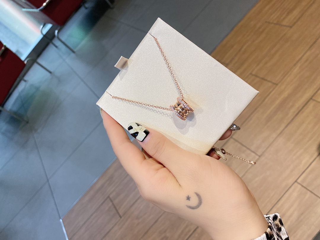 💰100 宝格丽弹簧带项链

B.Zero1系列玫瑰金两边密镶钻石

项链长度38-45cm国内专柜42600rmb弹簧系列有十几个款

人觉得这个两边带钻的最耐看个性中带点秀气，可盐可甜!

 BVLGARI宝格丽