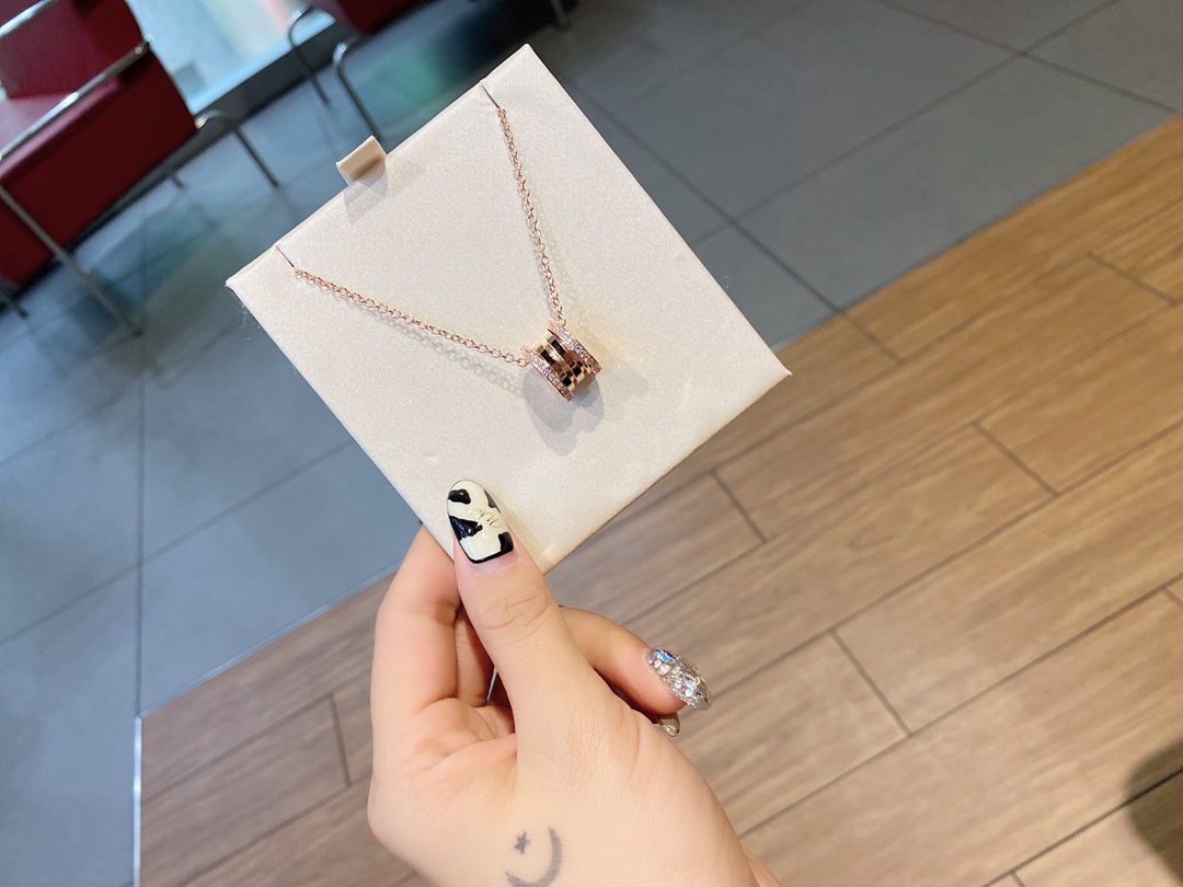 💰100 宝格丽弹簧带项链

B.Zero1系列玫瑰金两边密镶钻石

项链长度38-45cm国内专柜42600rmb弹簧系列有十几个款

人觉得这个两边带钻的最耐看个性中带点秀气，可盐可甜!

 BVLGARI宝格丽