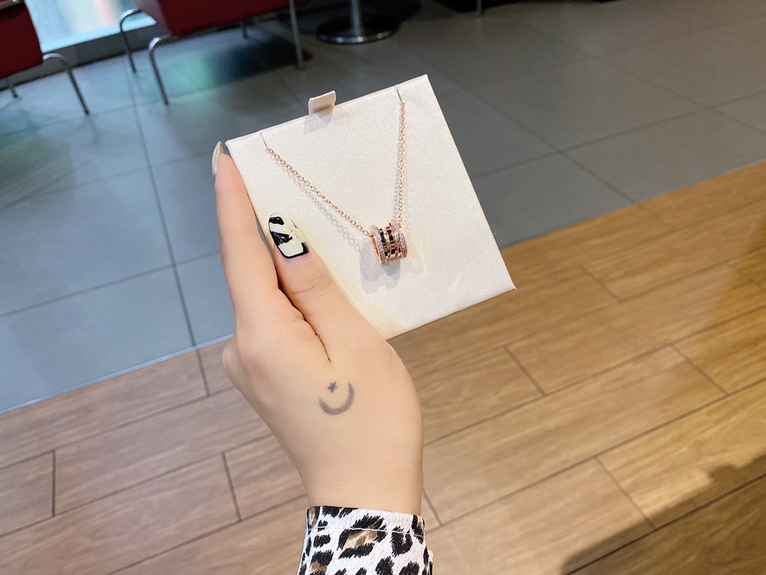 💰100 宝格丽弹簧带项链

B.Zero1系列玫瑰金两边密镶钻石

项链长度38-45cm国内专柜42600rmb弹簧系列有十几个款

人觉得这个两边带钻的最耐看个性中带点秀气，可盐可甜!

 BVLGARI宝格丽