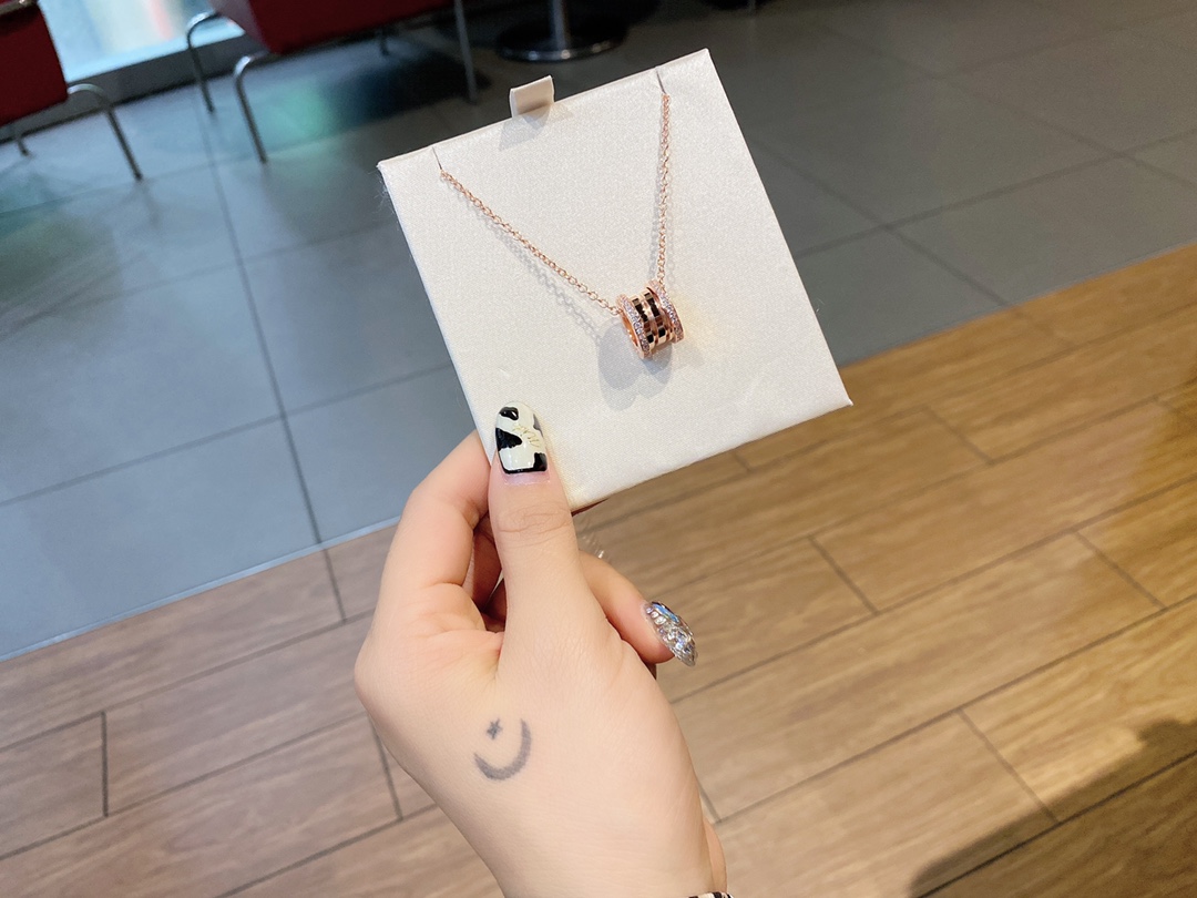 💰100 宝格丽弹簧带项链

B.Zero1系列玫瑰金两边密镶钻石

项链长度38-45cm国内专柜42600rmb弹簧系列有十几个款

人觉得这个两边带钻的最耐看个性中带点秀气，可盐可甜!

 BVLGARI宝格丽