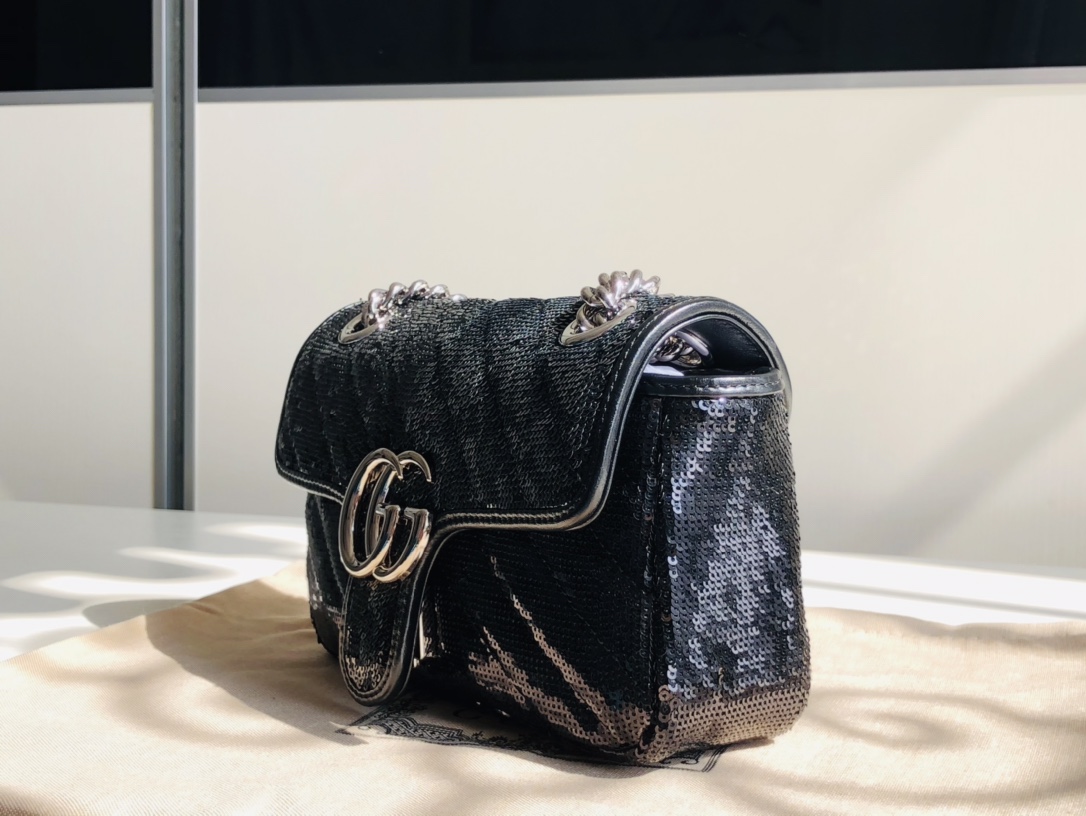 Gucci Small 22cm Sequin & Mormont sparkles with classic elegance and retro. Each sequin is sewn on the bag, just like you are walking to Kapalua