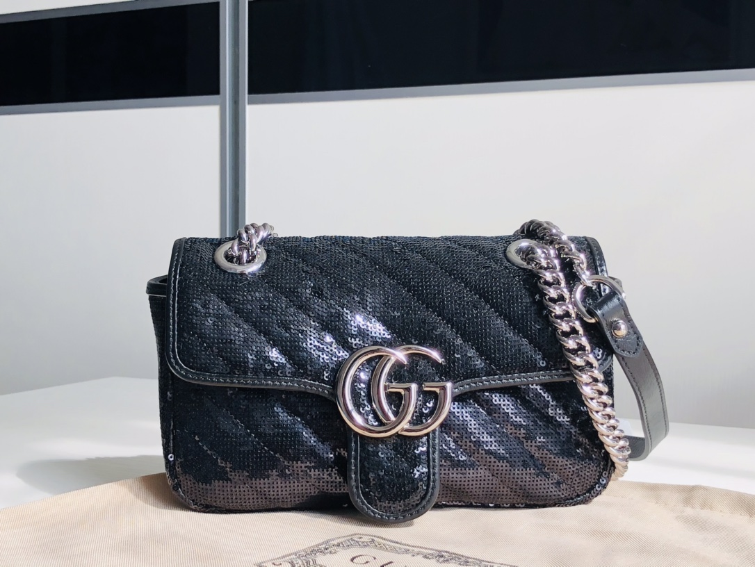 Gucci Small 22cm Sequin & Mormont sparkles with classic elegance and retro. Each sequin is sewn on the bag, just like you are walking to Kapalua