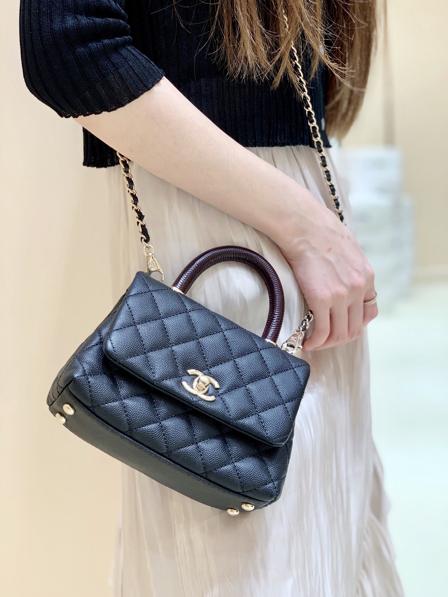 CHANEL 经典coco handle Mini 19CM AS2215黑色/酒红手柄/红色内里