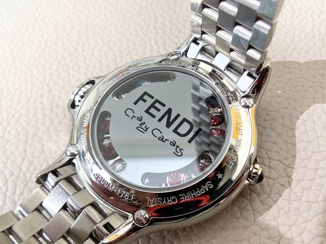 💰2000 芬迪Fendi crazy carats疯狂克拉系列女表，独特滚动珠宝设计，一组7种不同宝石搭配色彩变幻美仑美奂，设计优美中见戏谑，饶富天马行空的雅趣，挥洒无穷创意与非凡的钟表工艺，鬼斧神工，神一般的存在！组合而成三种配色，方便配衬服装和场合，一款手表多种戴法更添时尚魅力！中间镶嵌36颗VS天然真钻，把的镶天然尖晶石，无处不显高贵奢华，36mm表径，蓝宝石水晶镜面，原装瑞士石英机芯，316L精钢材质，手表支持任意验货，配全套包装一手价出！