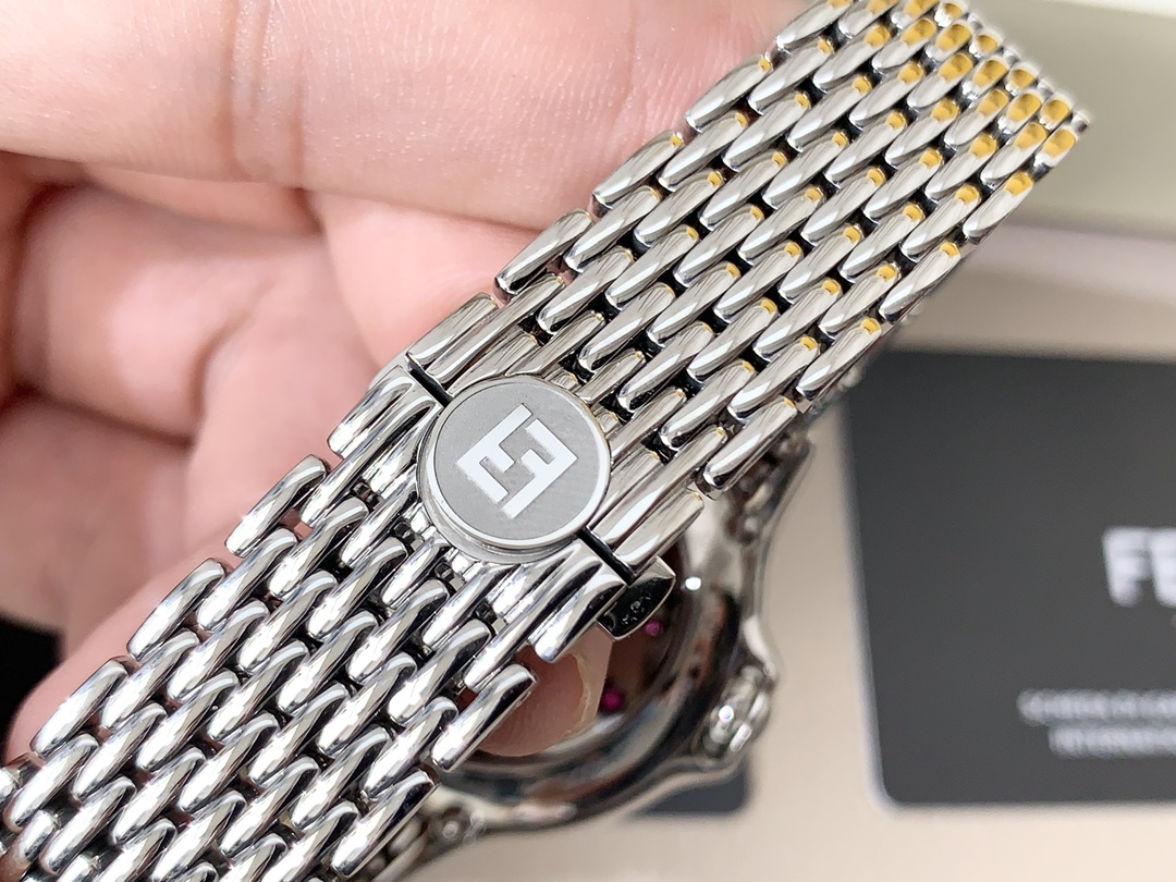 💰2000 芬迪Fendi crazy carats疯狂克拉系列女表,独特滚动珠宝设计,一组7种不同宝石搭配色彩变幻美仑美奂,设计优美中见戏谑,饶富天马行空的雅趣,挥洒无穷创意与非凡的钟表工艺,鬼斧神工,神一般的存在!组合而成三种配色,方便配衬服装和场合,一款手表多种戴法更添时尚魅力!中间镶嵌36颗VS天然真钻,把的镶天然尖晶石,无处不显高贵奢华,36mm表径,蓝宝石水晶镜面,原装瑞士石英机芯,316L精钢材质,手表支持任意验货,配全套包装一手价出!