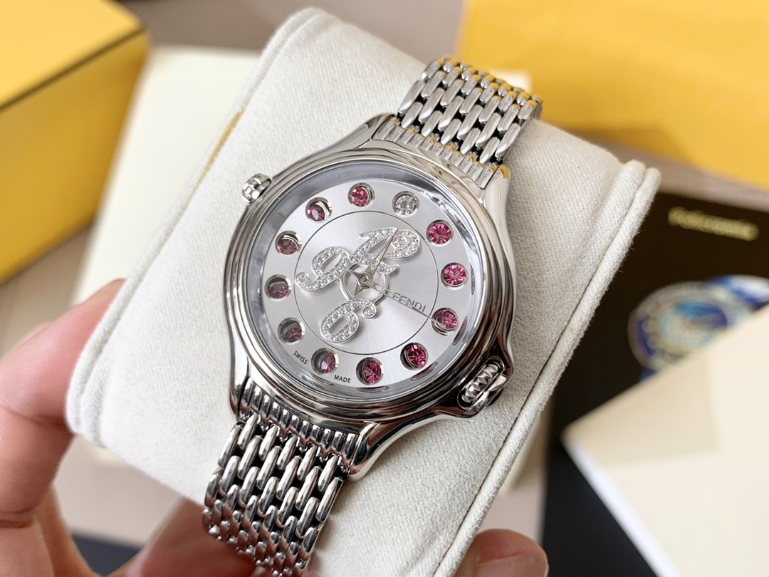 💰2000 芬迪Fendi crazy carats疯狂克拉系列女表,独特滚动珠宝设计,一组7种不同宝石搭配色彩变幻美仑美奂,设计优美中见戏谑,饶富天马行空的雅趣,挥洒无穷创意与非凡的钟表工艺,鬼斧神工,神一般的存在!组合而成三种配色,方便配衬服装和场合,一款手表多种戴法更添时尚魅力!中间镶嵌36颗VS天然真钻,把的镶天然尖晶石,无处不显高贵奢华,36mm表径,蓝宝石水晶镜面,原装瑞士石英机芯,316L精钢材质,手表支持任意验货,配全套包装一手价出!