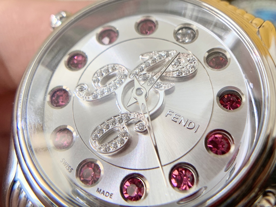 💰2000 芬迪Fendi crazy carats疯狂克拉系列女表,独特滚动珠宝设计,一组7种不同宝石搭配色彩变幻美仑美奂,设计优美中见戏谑,饶富天马行空的雅趣,挥洒无穷创意与非凡的钟表工艺,鬼斧神工,神一般的存在!组合而成三种配色,方便配衬服装和场合,一款手表多种戴法更添时尚魅力!中间镶嵌36颗VS天然真钻,把的镶天然尖晶石,无处不显高贵奢华,36mm表径,蓝宝石水晶镜面,原装瑞士石英机芯,316L精钢材质,手表支持任意验货,配全套包装一手价出!