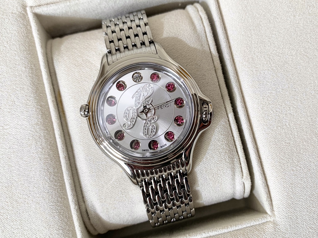 💰2000 芬迪Fendi crazy carats疯狂克拉系列女表,独特滚动珠宝设计,一组7种不同宝石搭配色彩变幻美仑美奂,设计优美中见戏谑,饶富天马行空的雅趣,挥洒无穷创意与非凡的钟表工艺,鬼斧神工,神一般的存在!组合而成三种配色,方便配衬服装和场合,一款手表多种戴法更添时尚魅力!中间镶嵌36颗VS天然真钻,把的镶天然尖晶石,无处不显高贵奢华,36mm表径,蓝宝石水晶镜面,原装瑞士石英机芯,316L精钢材质,手表支持任意验货,配全套包装一手价出!