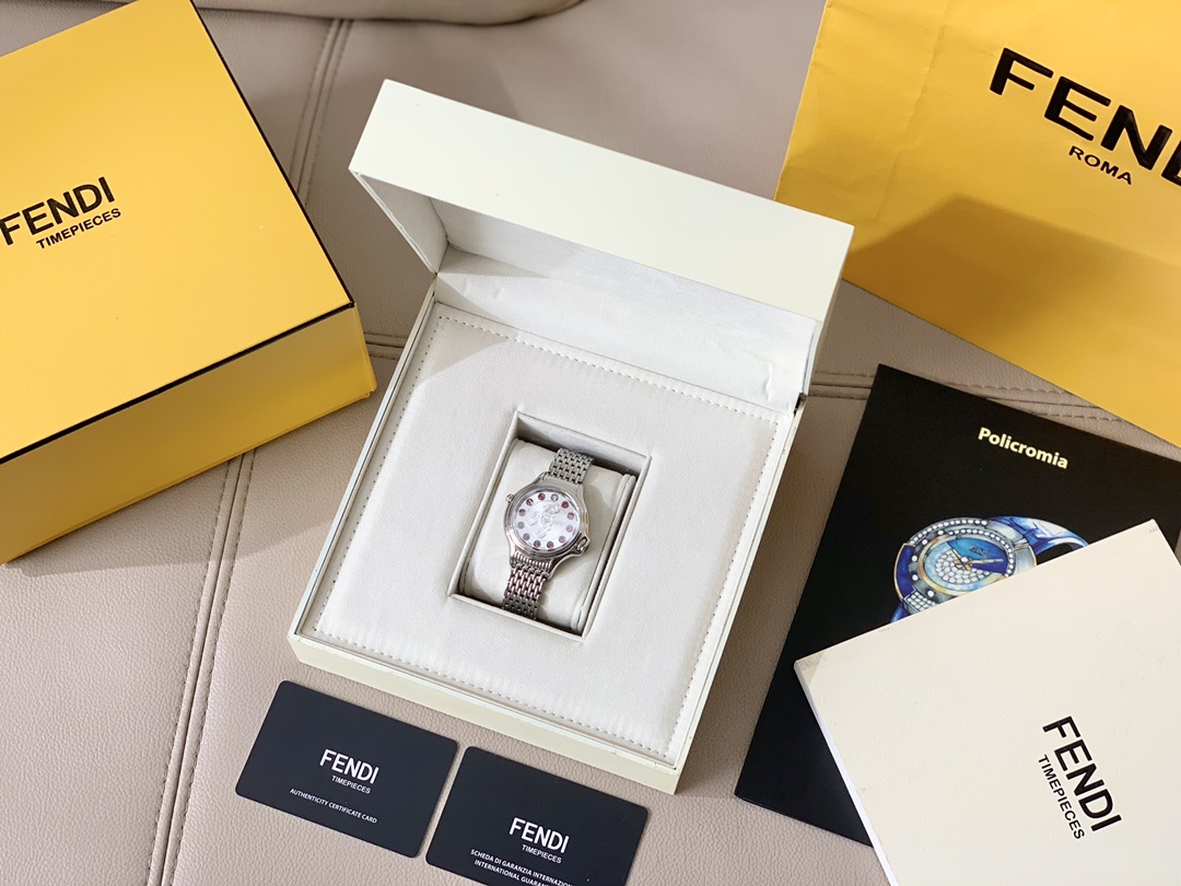 💰2000 芬迪Fendi crazy carats疯狂克拉系列女表,独特滚动珠宝设计,一组7种不同宝石搭配色彩变幻美仑美奂,设计优美中见戏谑,饶富天马行空的雅趣,挥洒无穷创意与非凡的钟表工艺,鬼斧神工,神一般的存在!组合而成三种配色,方便配衬服装和场合,一款手表多种戴法更添时尚魅力!中间镶嵌36颗VS天然真钻,把的镶天然尖晶石,无处不显高贵奢华,36mm表径,蓝宝石水晶镜面,原装瑞士石英机芯,316L精钢材质,手表支持任意验货,配全套包装一手价出!
