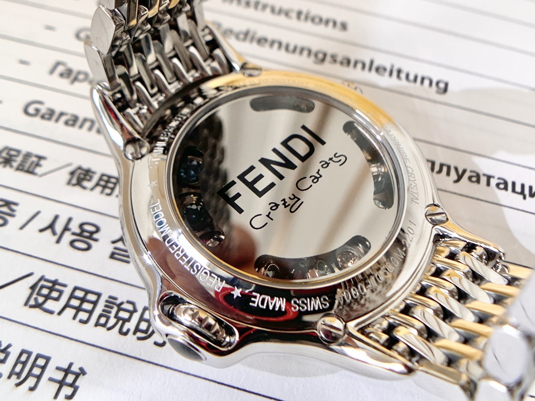 💰2000 芬迪Fendi crazy carats疯狂克拉系列女表,独特滚动珠宝设计,一组7种不同宝石搭配色彩变幻美仑美奂,设计优美中见戏谑,饶富天马行空的雅趣,挥洒无穷创意与非凡的钟表工艺,鬼斧神工,神一般的存在!组合而成三种配色,方便配衬服装和场合,一款手表多种戴法更添时尚魅力!中间镶嵌36颗VS天然真钻,把的镶天然尖晶石,无处不显高贵奢华,36mm表径,蓝宝石水晶镜面,原装瑞士石英机芯,316L精钢材质,手表支持任意验货,配全套包装一手价出!