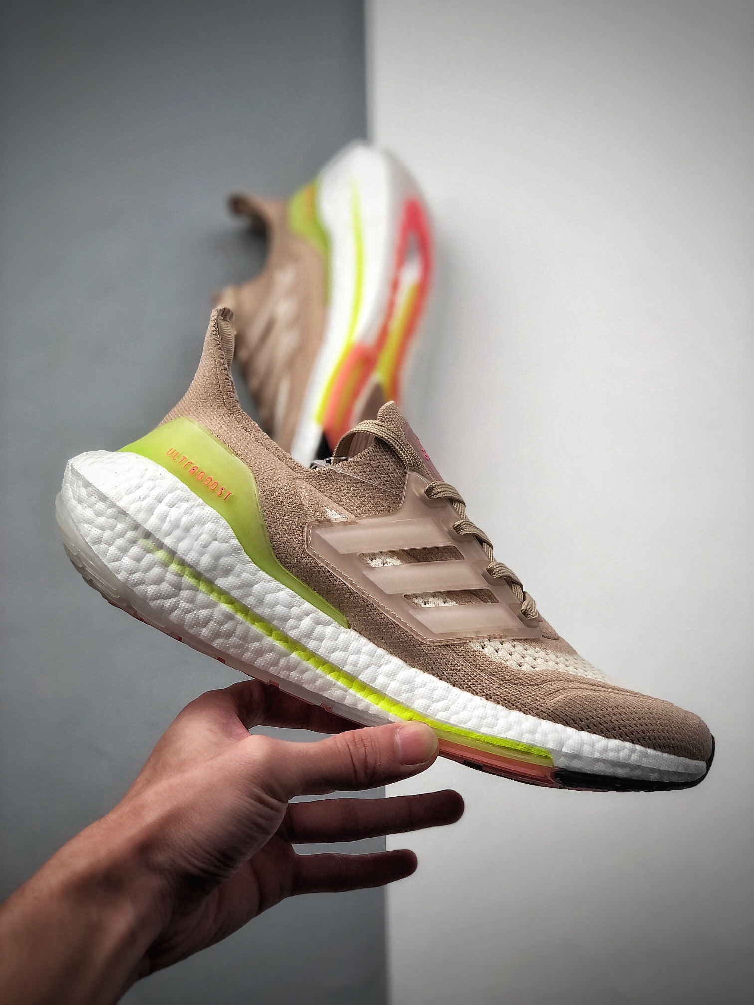200  ULTRABOOST 21 较UB20增加6%Boost，全掌Boost将缓震和能量回馈再一次进行了升级FY0399