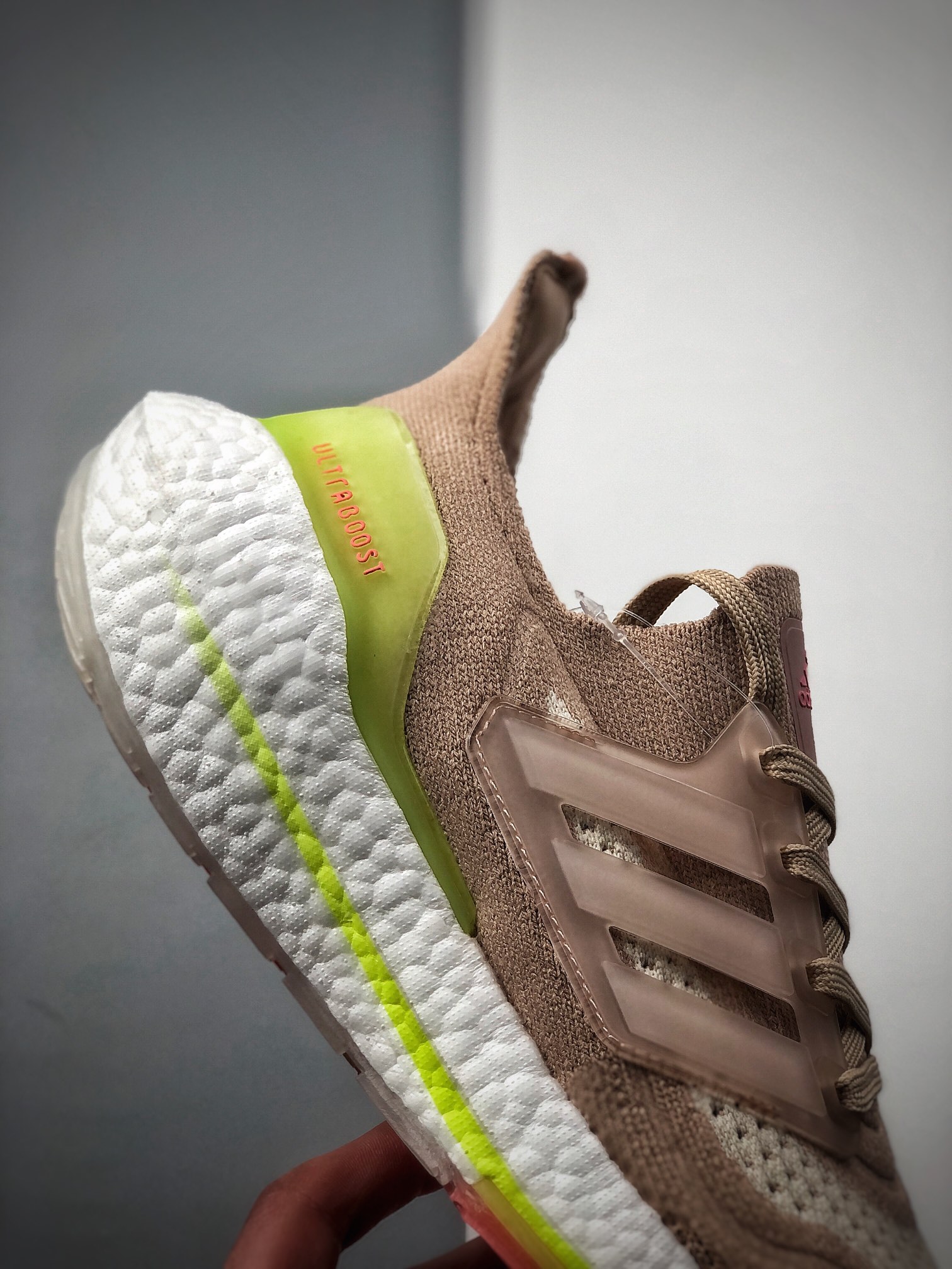 200  ULTRABOOST 21 较UB20增加6%Boost，全掌Boost将缓震和能量回馈再一次进行了升级FY0399