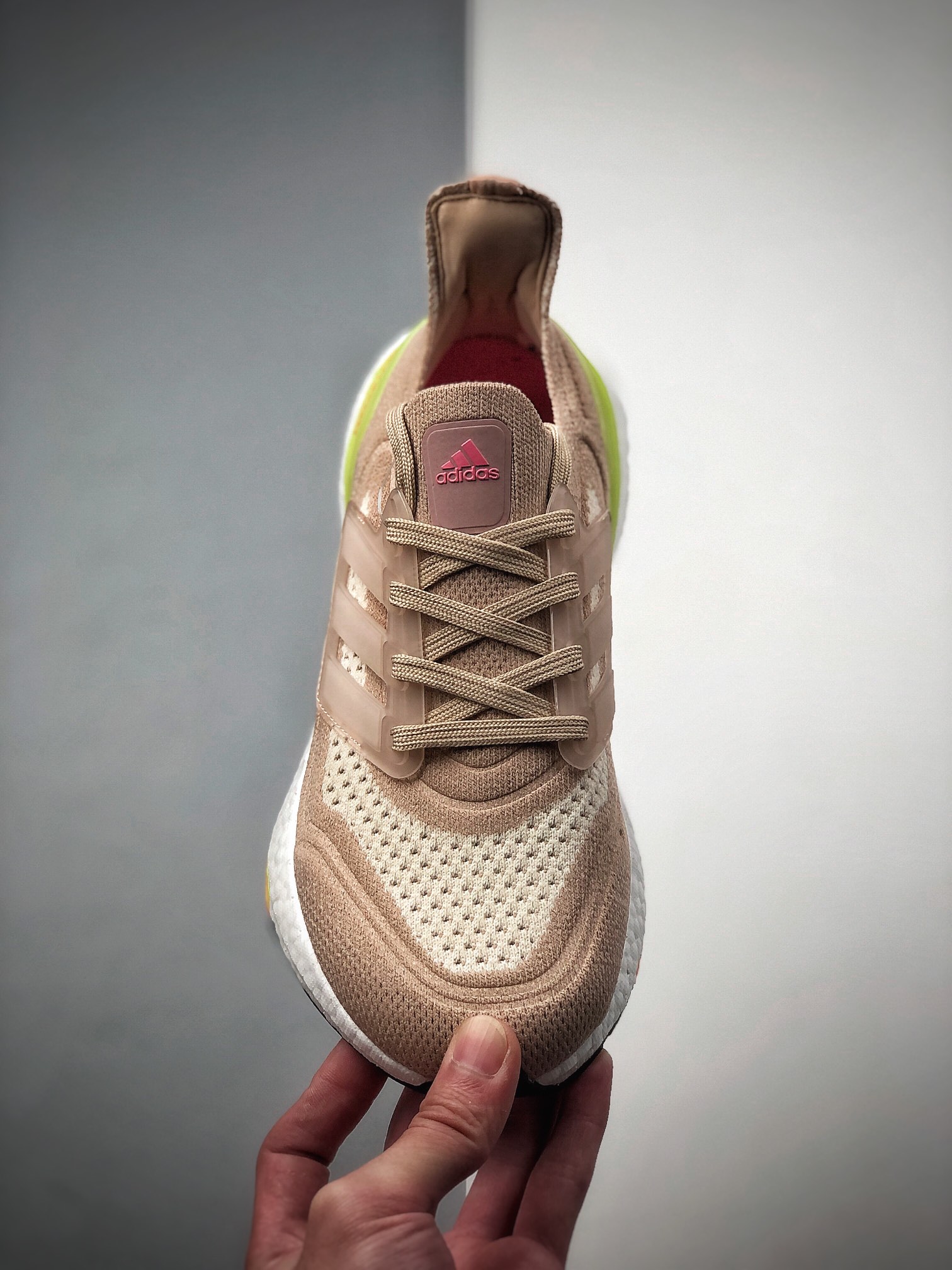 200  ULTRABOOST 21 较UB20增加6%Boost，全掌Boost将缓震和能量回馈再一次进行了升级FY0399