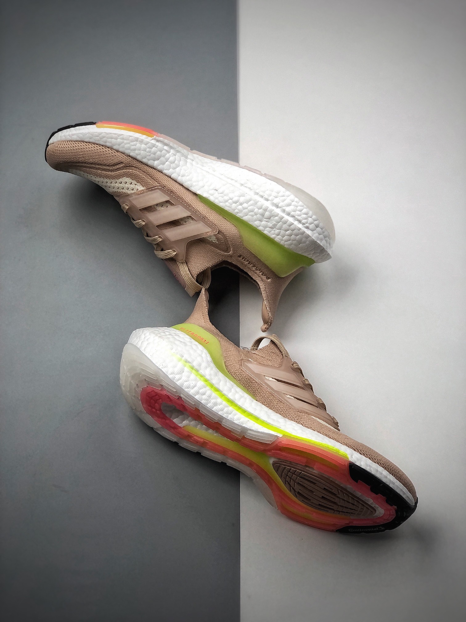 200  ULTRABOOST 21 较UB20增加6%Boost，全掌Boost将缓震和能量回馈再一次进行了升级FY0399