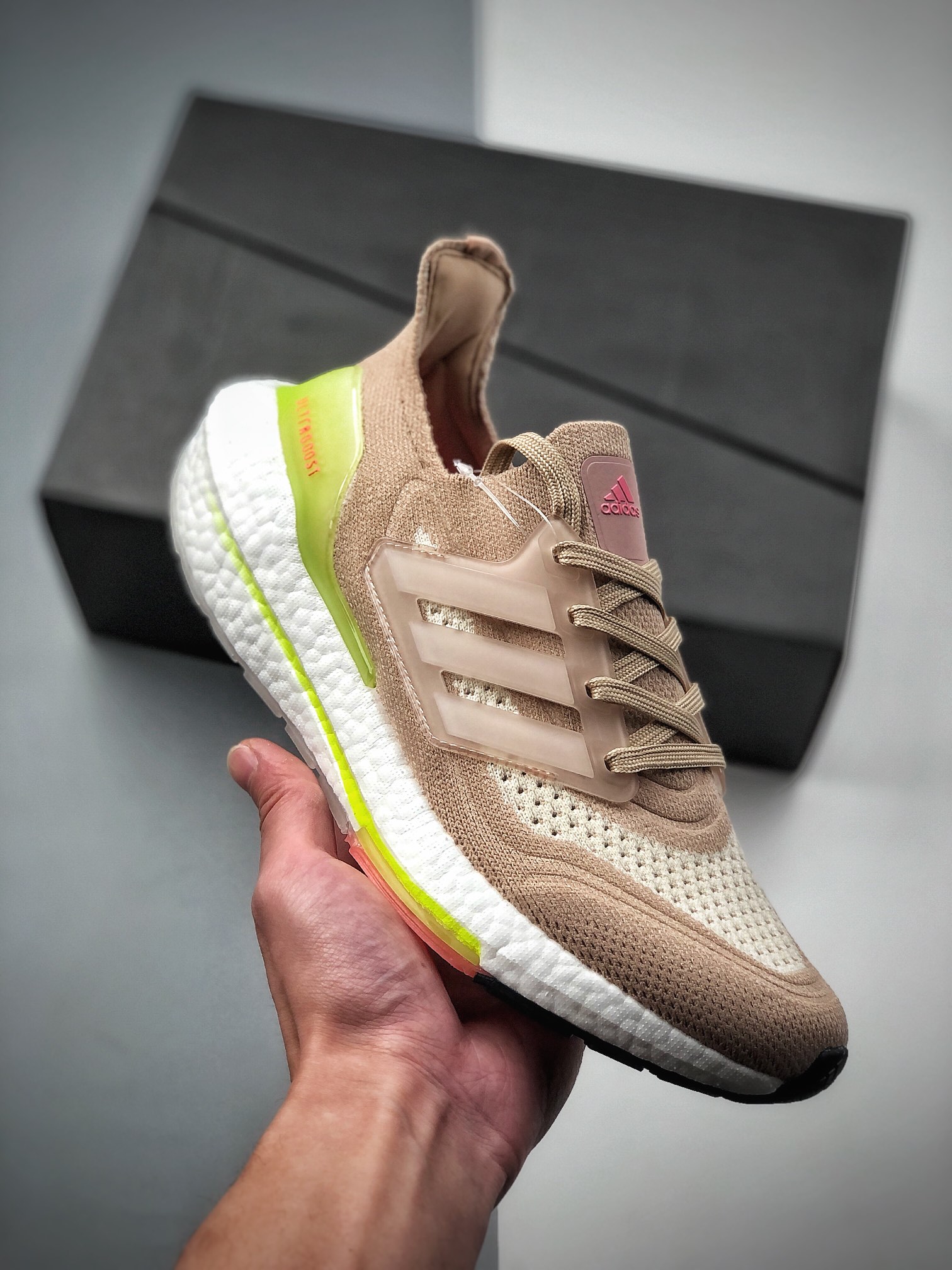 200  ULTRABOOST 21 较UB20增加6%Boost，全掌Boost将缓震和能量回馈再一次进行了升级FY0399