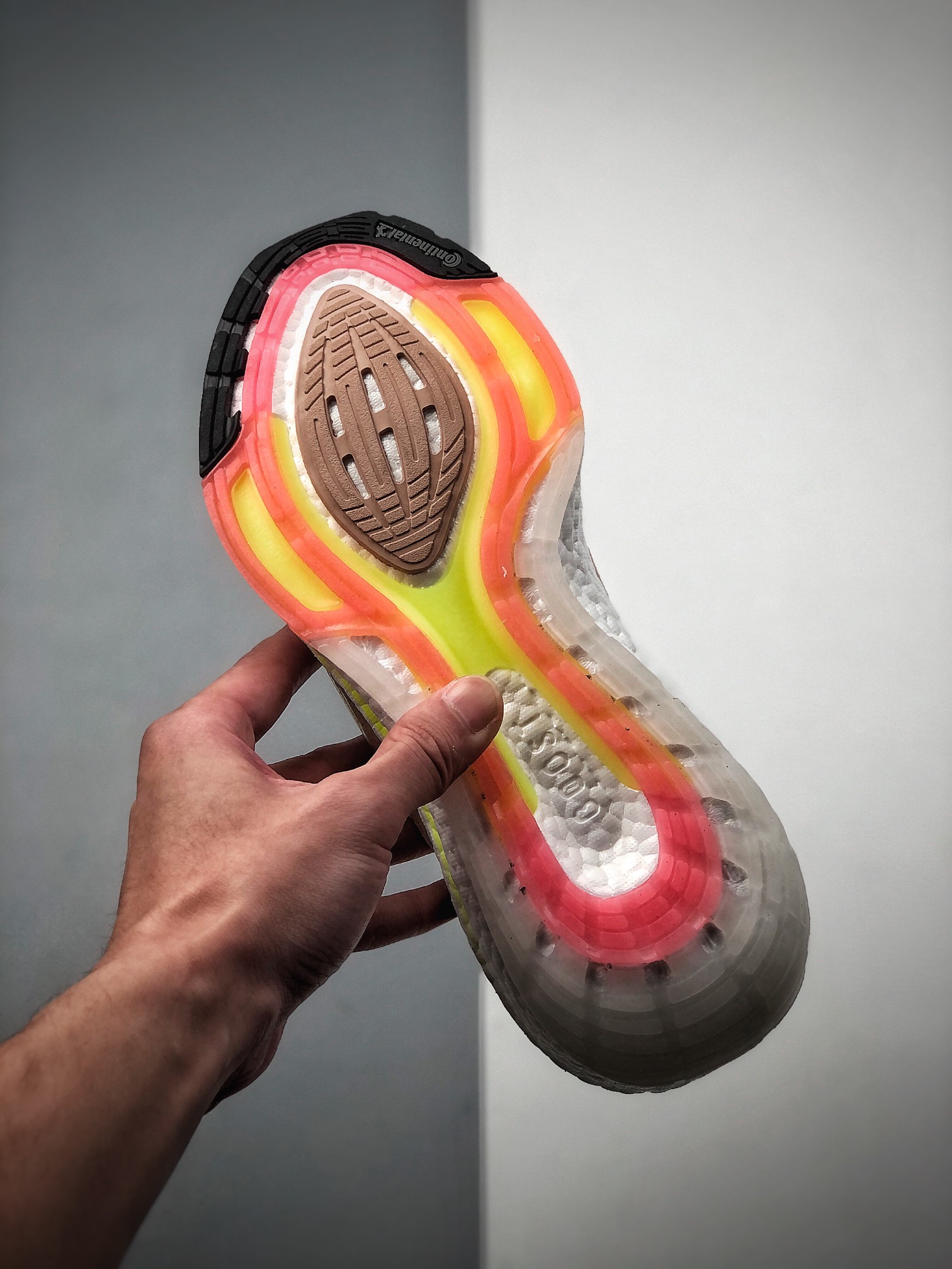 200  ULTRABOOST 21 较UB20增加6%Boost，全掌Boost将缓震和能量回馈再一次进行了升级FY0399