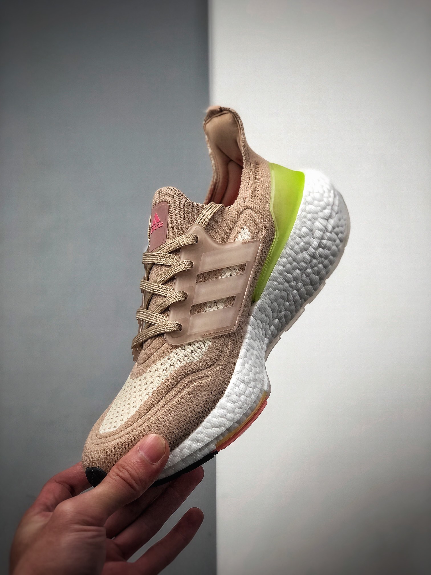 200  ULTRABOOST 21 较UB20增加6%Boost，全掌Boost将缓震和能量回馈再一次进行了升级FY0399