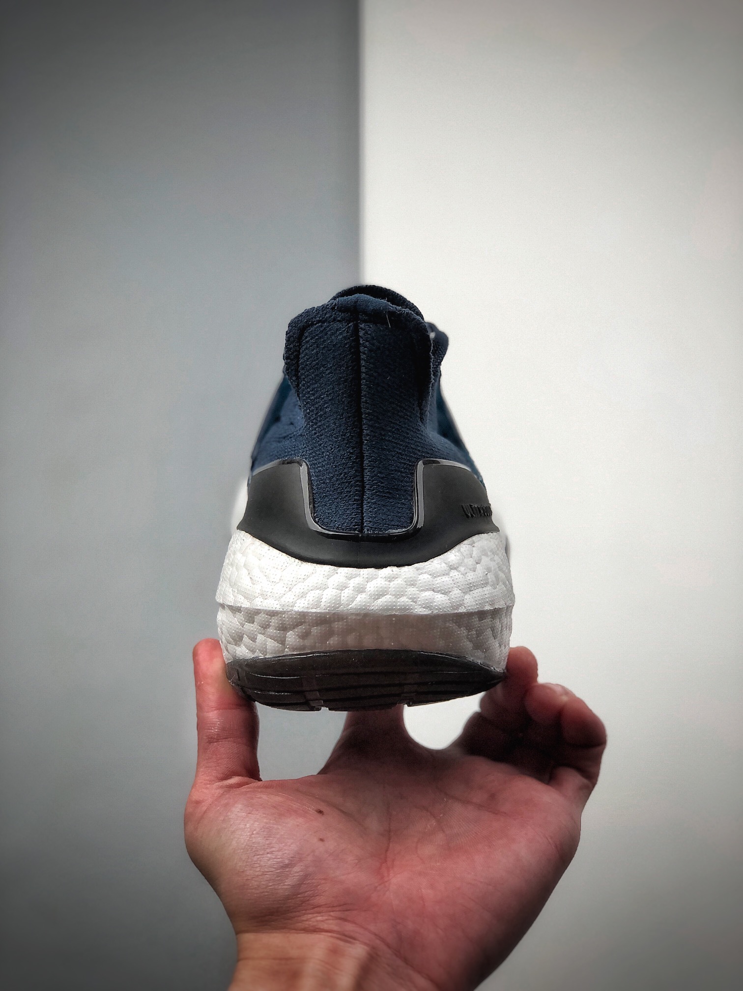 200  ULTRABOOST 21 较UB20增加6%Boost，全掌Boost将缓震和能量回馈再一次进行了升级FY0350