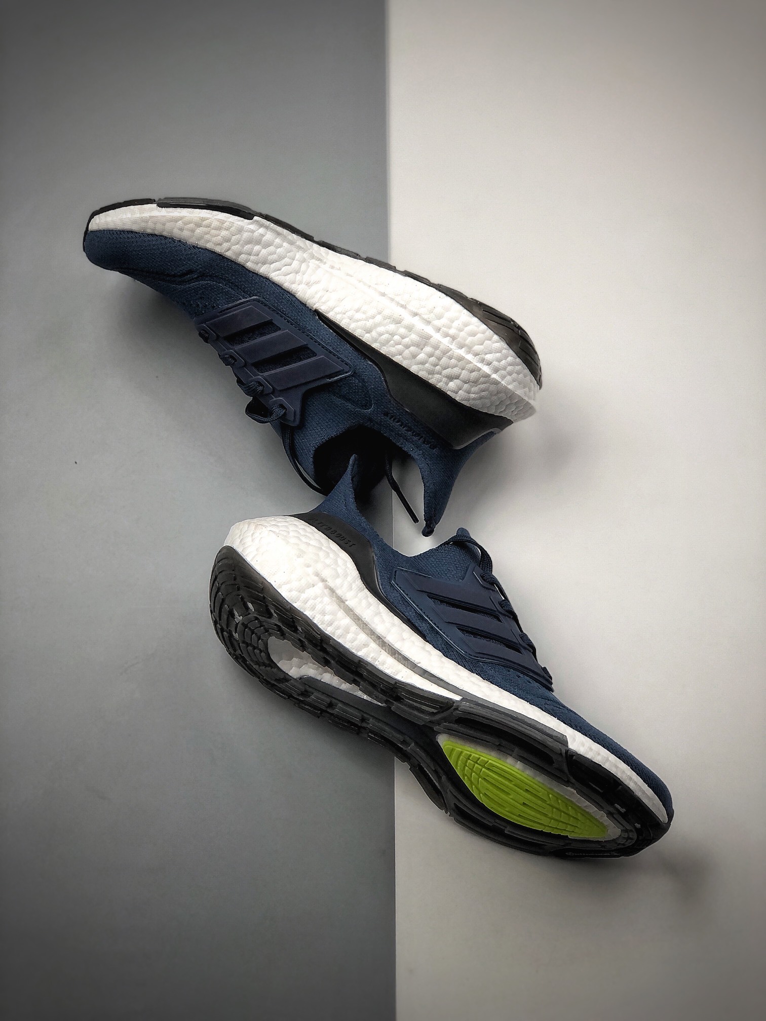 200  ULTRABOOST 21 较UB20增加6%Boost，全掌Boost将缓震和能量回馈再一次进行了升级FY0350