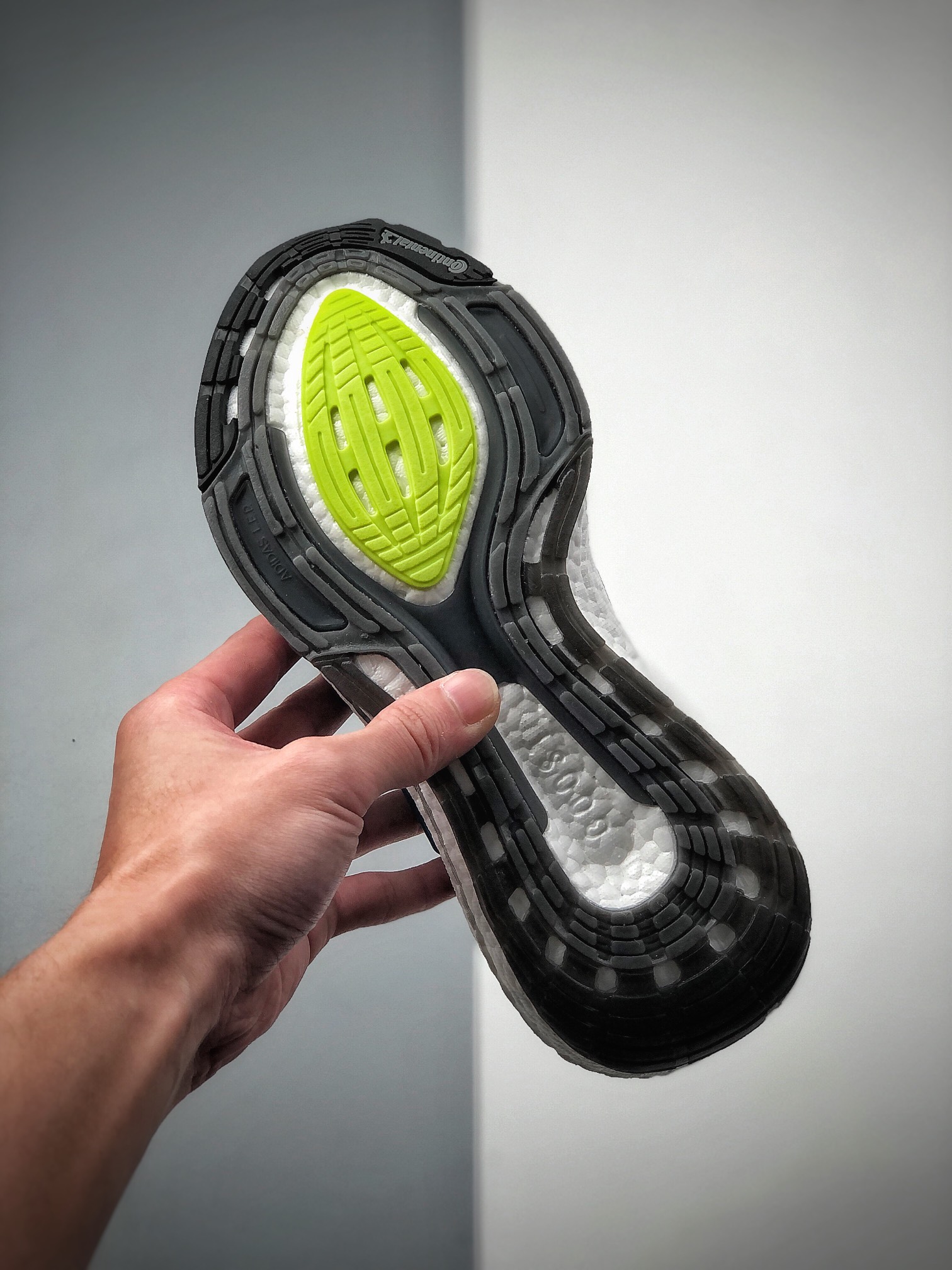 200  ULTRABOOST 21 较UB20增加6%Boost，全掌Boost将缓震和能量回馈再一次进行了升级FY0350