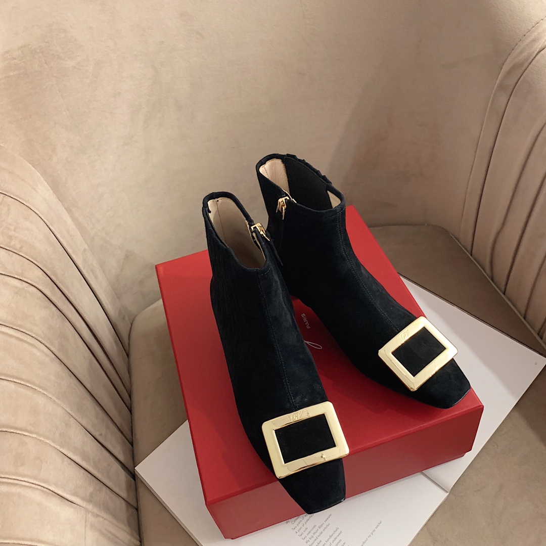 NO:534012,【RV】Belle Vivier nude boot series 'Black Suifer' (market face version black original leather sole) The 55th anniversary of the birth of the classic metal square buckle, which gives a new style of nude boots, must not miss the unrivalled look on the feet. The elastic band on the outside is comfortable and unrestrained. The inside zipper is super convenient to put on and off~ and the temperament is charming 1. Italian suede calfskin/gloss imported calfskin 2. Round version open mold geometric square heel, heel height 4.5cm 3. Italian imported black leather sole 35-39 (40 customization without return and exchange), boots, boots, cowhide, Leather soles19860909【RV】Belle Vivier裸靴系列 「黑色绒面」（市面对版黑色原色真皮大底） 经典金属方扣诞生55周年赋予新风格的裸靴一定不能错过上脚无敌好看.外侧有弹力带舒适不束缚.内侧拉链穿脱超方便～气质又迷人 1.意大利绒面小牛皮/光面进口小牛皮 2.圆版开模几何方跟,跟高4.5cm 3.意大利进口黑色真皮大底 35-39（40定制不退换）,靴子,boots,cowhide,Leather soles,Women's Shoes