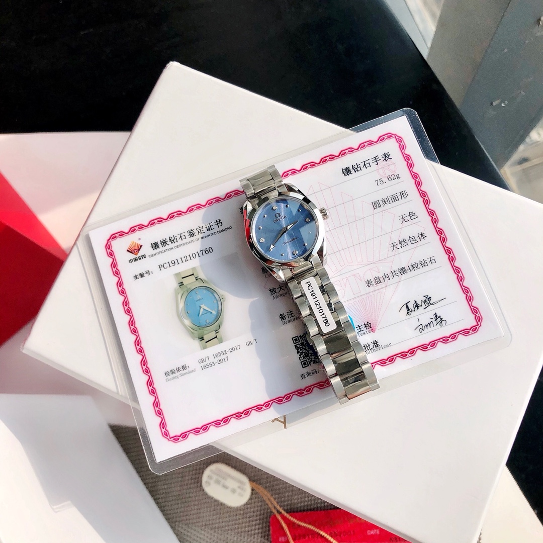 批:1100专柜爆款,独家首发!欧米茄海马系列Aqua Terra女士腕表环镶璀璨美钻,诠释精致迷人风范。这款精钢腕表采用对称设计28毫米表径,非常秀气、精美绝伦!配备有光泽的淡紫色表盘,8枚圆点镀铑小时刻度和4枚钻石小时刻度贴镶于镀铑托槽之上。指针亦经过镀铑处理,表背于波纹背景之上浮雕欧米茄海马徽章图案。腕表搭配精钢表链,内部搭载欧米茄4061机芯。配全套包装,带GTC证书出货!