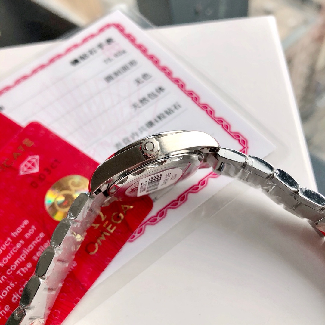 批:1100专柜爆款,独家首发!欧米茄海马系列Aqua Terra女士腕表环镶璀璨美钻,诠释精致迷人风范。这款精钢腕表采用对称设计28毫米表径,非常秀气、精美绝伦!配备有光泽的淡紫色表盘,8枚圆点镀铑小时刻度和4枚钻石小时刻度贴镶于镀铑托槽之上。指针亦经过镀铑处理,表背于波纹背景之上浮雕欧米茄海马徽章图案。腕表搭配精钢表链,内部搭载欧米茄4061机芯。配全套包装,带GTC证书出货!