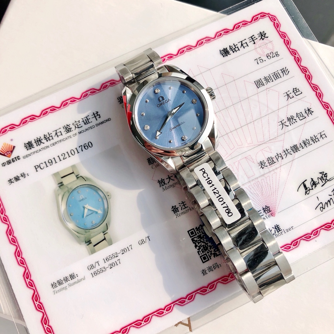 批:1100专柜爆款,独家首发!欧米茄海马系列Aqua Terra女士腕表环镶璀璨美钻,诠释精致迷人风范。这款精钢腕表采用对称设计28毫米表径,非常秀气、精美绝伦!配备有光泽的淡紫色表盘,8枚圆点镀铑小时刻度和4枚钻石小时刻度贴镶于镀铑托槽之上。指针亦经过镀铑处理,表背于波纹背景之上浮雕欧米茄海马徽章图案。腕表搭配精钢表链,内部搭载欧米茄4061机芯。配全套包装,带GTC证书出货!