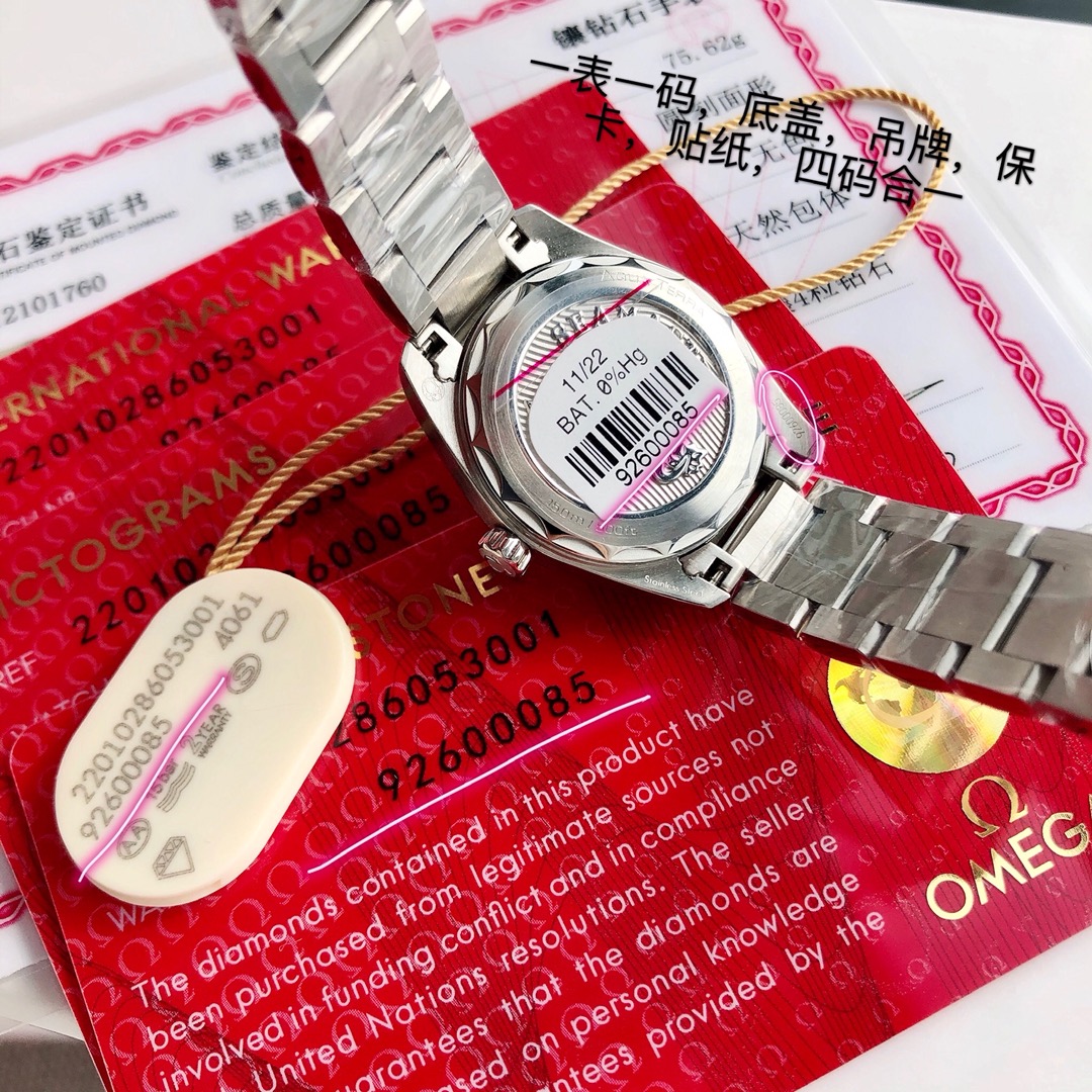 批:1100专柜爆款,独家首发!欧米茄海马系列Aqua Terra女士腕表环镶璀璨美钻,诠释精致迷人风范。这款精钢腕表采用对称设计28毫米表径,非常秀气、精美绝伦!配备有光泽的淡紫色表盘,8枚圆点镀铑小时刻度和4枚钻石小时刻度贴镶于镀铑托槽之上。指针亦经过镀铑处理,表背于波纹背景之上浮雕欧米茄海马徽章图案。腕表搭配精钢表链,内部搭载欧米茄4061机芯。配全套包装,带GTC证书出货!