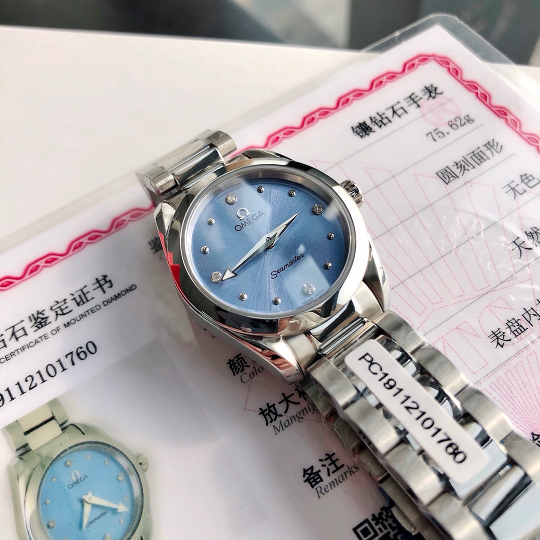 批:1100专柜爆款,独家首发!欧米茄海马系列Aqua Terra女士腕表环镶璀璨美钻,诠释精致迷人风范。这款精钢腕表采用对称设计28毫米表径,非常秀气、精美绝伦!配备有光泽的淡紫色表盘,8枚圆点镀铑小时刻度和4枚钻石小时刻度贴镶于镀铑托槽之上。指针亦经过镀铑处理,表背于波纹背景之上浮雕欧米茄海马徽章图案。腕表搭配精钢表链,内部搭载欧米茄4061机芯。配全套包装,带GTC证书出货!