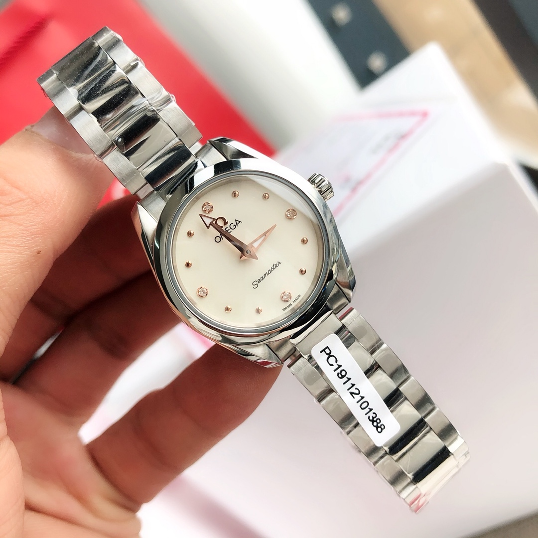 NO:391854,: Boxed in stock, hot counter, exclusive first release!  Omega Seahorse Series Aqua Terra Women's Watch Rings are set with brilliant diamonds, which interprets the exquisite and charming style. This stainless steel watch adopts a symmetrical design of 28mm watch diameter, which is very delicate and exquisite!  Equipped with a glossy lilac dial, 8 dots rhodium-plated hour markers and 4 diamond hour markers are set on the rhodium-plated brackets. The hands are also rhodium-plated, and the back of the watch is embossed with Omega Seahorse Badge pattern on a corrugated background. The watch is paired with a steel bracelet, and the Omega 4061 movement is equipped with a full package and shipped with GTC certificate!  , omega19860909: 带盒 现货 专柜爆款,独家首发！欧米茄海马系列Aqua Terra女士腕表环镶璀璨美钻,诠释精致迷人风范.这款精钢腕表采用对称设计28毫米表径,非常秀气、精美绝伦！配备有光泽的淡紫色表盘,8枚圆点镀铑小时刻度和4枚钻石小时刻度贴镶于镀铑托槽之上.指针亦经过镀铑处理,表背于波纹背景之上浮雕欧米茄海马徽章图案.腕表搭配精钢表链,内部搭载欧米茄4061机芯.配全套包装,带GTC证书出货！,,omega,Watch