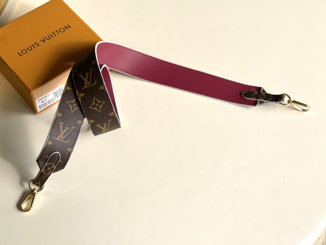 NO:396503,[Exclusive real photo J02287] This wide shoulder strap is pretty, versatile and does not tiring your shoulders. The two sides are made of classic presbyopia and gorgeous brown napa leather. It has classic and practical bright hardware hooks, which are easy to tie or remove. Change it to add a personal style to your bag, and any combination will immediately become taller. Size 100x 4 x 0.3cm D., LV [original leather], louis vuitton19860909【独家实拍J02287】这款宽肩带设计俏丽、百搭还不累肩膀.双面分别以经典老花配以绚丽棕色纳帕皮革 设有经典实用的亮丽五金钩扣,系上或移除皆轻松方便.换上它为你的包包增添个人风格,任意搭配都立马高大上了不少哦尺寸100x 4 x 0.3cm D.,LV【原厂皮】,louis vuitton,Bag