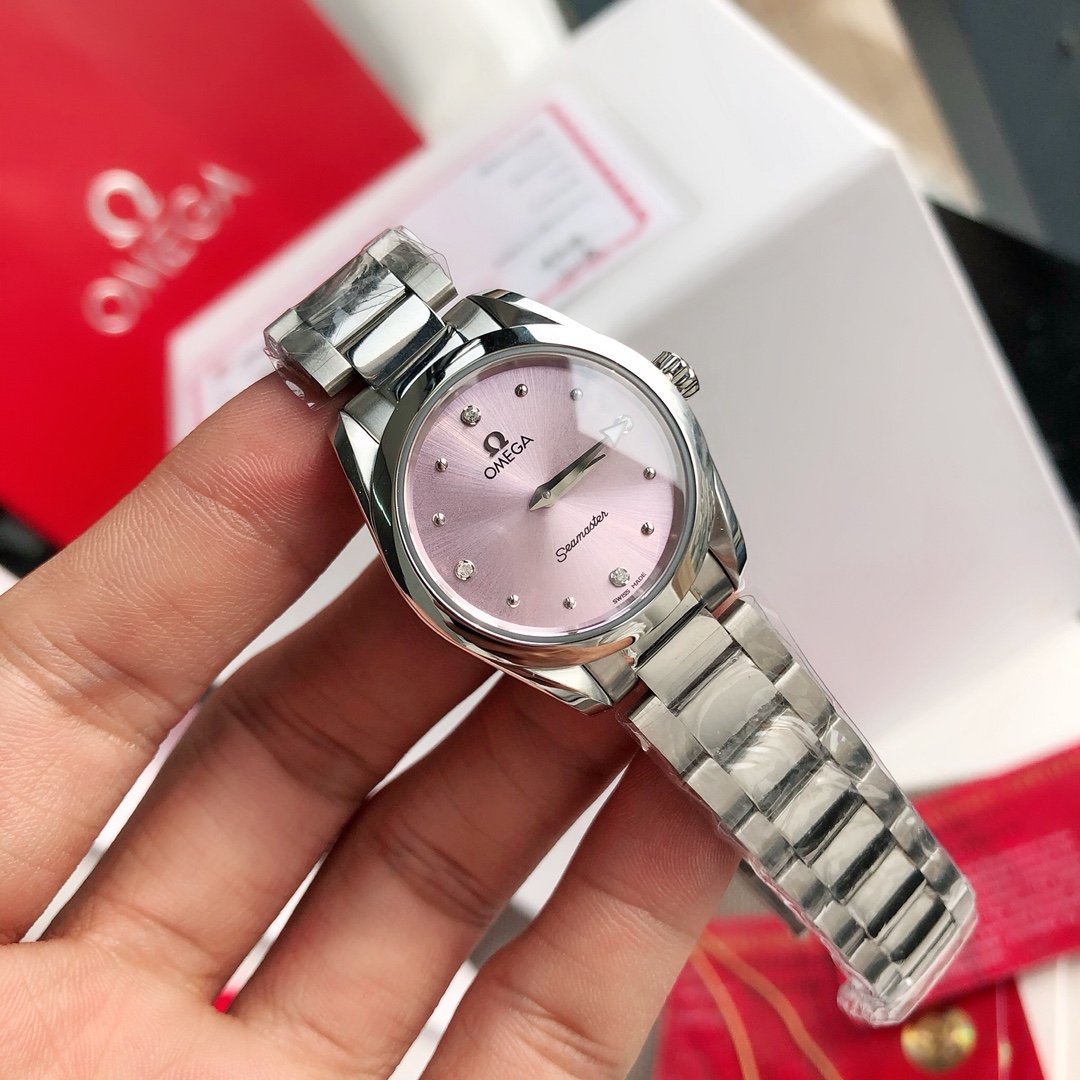 NO:391834,Purchase: Spot counter hit, exclusive first release!  Omega Seahorse Series Aqua Terra Women's Watch Rings are set with brilliant diamonds, which interprets the exquisite and charming style. This stainless steel watch adopts a symmetrical design of 28mm watch diameter, which is very delicate and exquisite!  Equipped with a glossy lilac dial, 8 dots rhodium-plated hour markers and 4 diamond hour markers are set on the rhodium-plated brackets. The hands are also rhodium-plated, and the back of the watch is embossed with Omega Seahorse Badge pattern on a corrugated background. The watch is paired with a steel bracelet, and the Omega 4061 movement is equipped with a full package and shipped with GTC certificate!  , omega19860909批:现货 专柜爆款,独家首发！欧米茄海马系列Aqua Terra女士腕表环镶璀璨美钻,诠释精致迷人风范.这款精钢腕表采用对称设计28毫米表径,非常秀气、精美绝伦！配备有光泽的淡紫色表盘,8枚圆点镀铑小时刻度和4枚钻石小时刻度贴镶于镀铑托槽之上.指针亦经过镀铑处理,表背于波纹背景之上浮雕欧米茄海马徽章图案.腕表搭配精钢表链,内部搭载欧米茄4061机芯.配全套包装,带GTC证书出货！,,omega,Watch