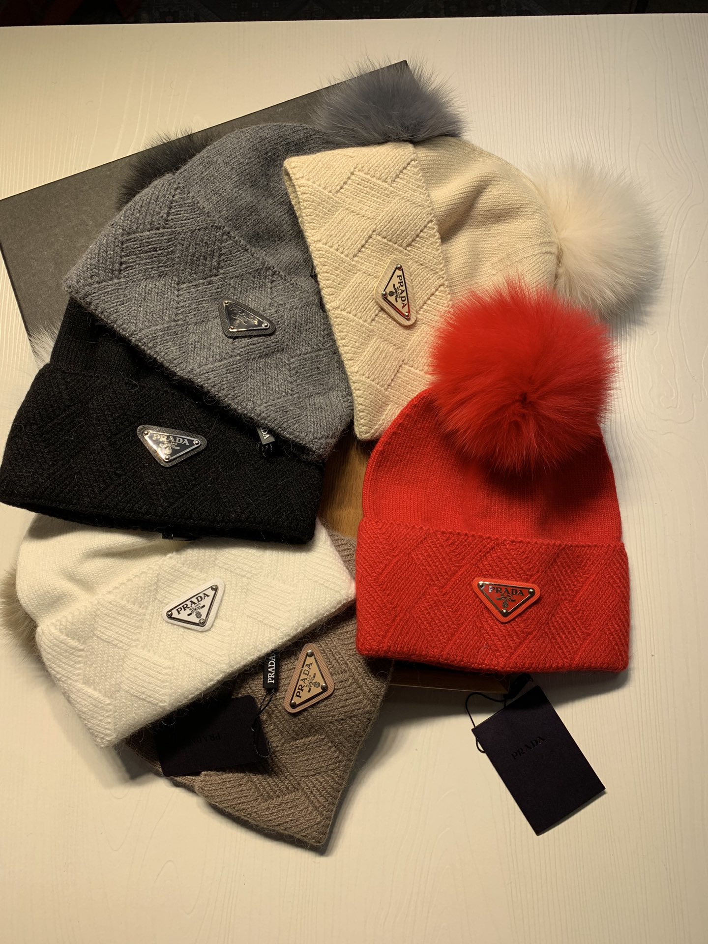 🌹。Prada。【羊毛单帽➕狐狸毛球】客供小羊毛！珍贵典藏的灵魂帽子！客供色纱.每个颜色都非常好看！经典