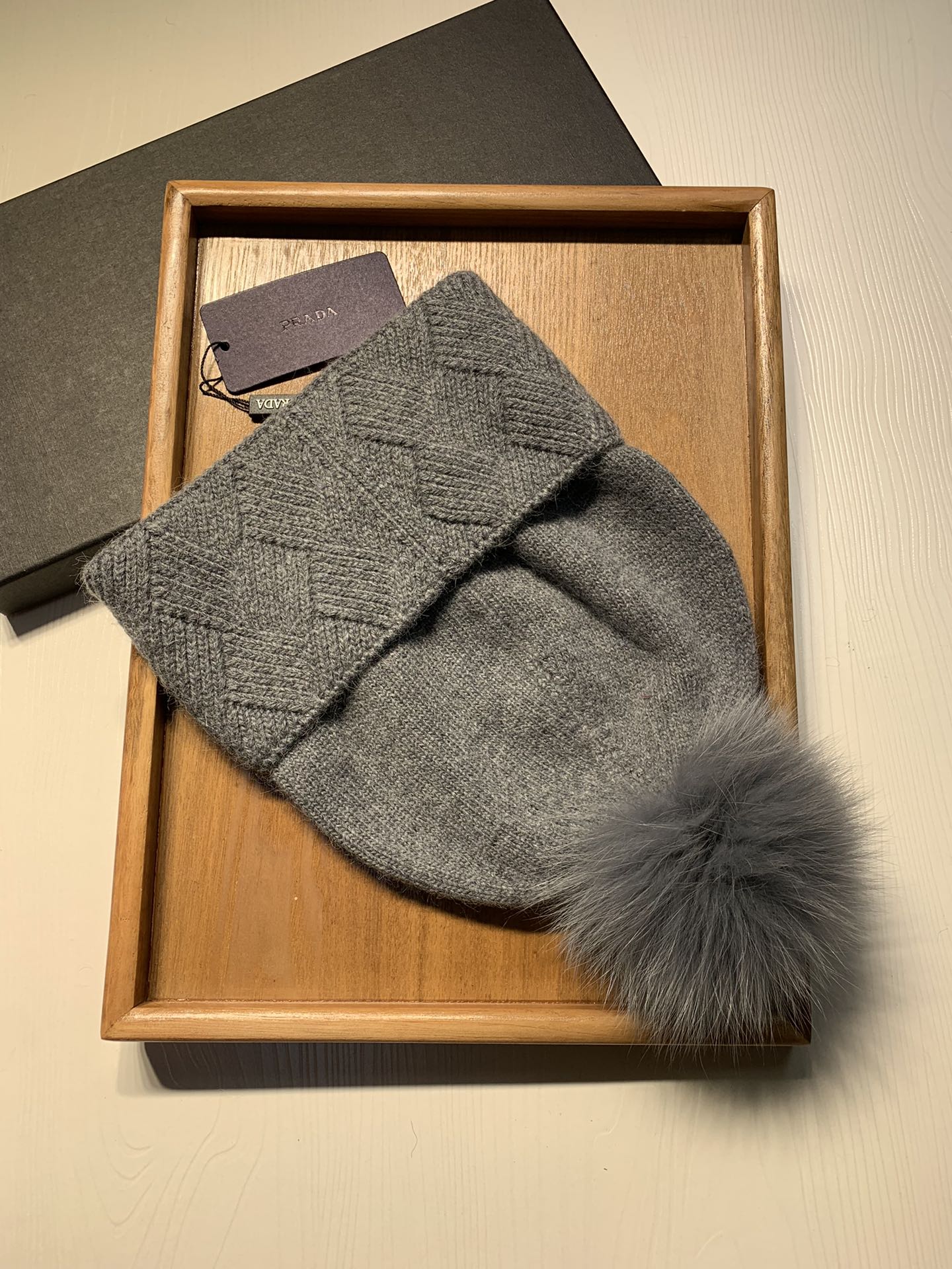 🌹。Prada。【羊毛单帽➕狐狸毛球】客供小羊毛！珍贵典藏的灵魂帽子！客供色纱.每个颜色都非常好看！经典