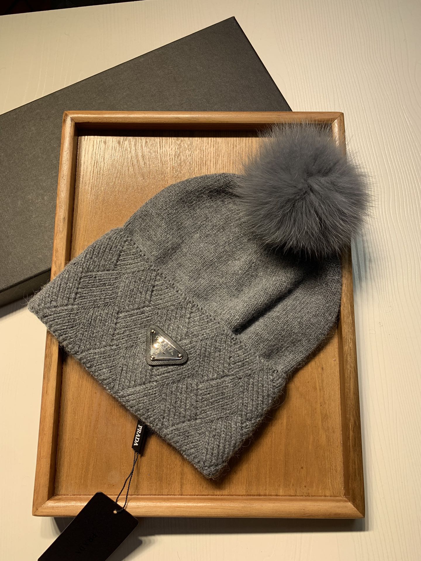 🌹。Prada。【羊毛单帽➕狐狸毛球】客供小羊毛！珍贵典藏的灵魂帽子！客供色纱.每个颜色都非常好看！经典